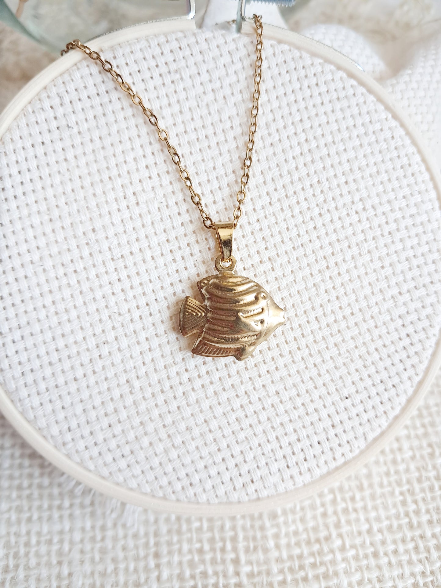 Collier pendentif poisson en acier inoxydable doré