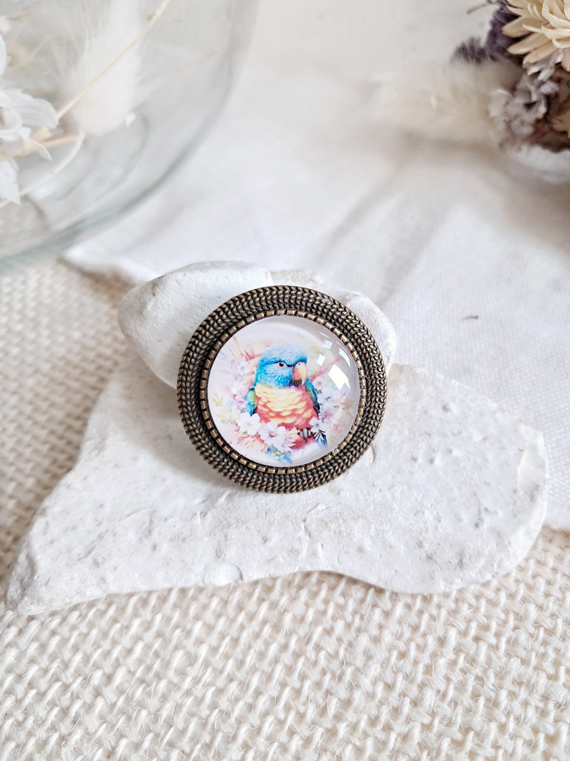 Broche cabochon perroquet
