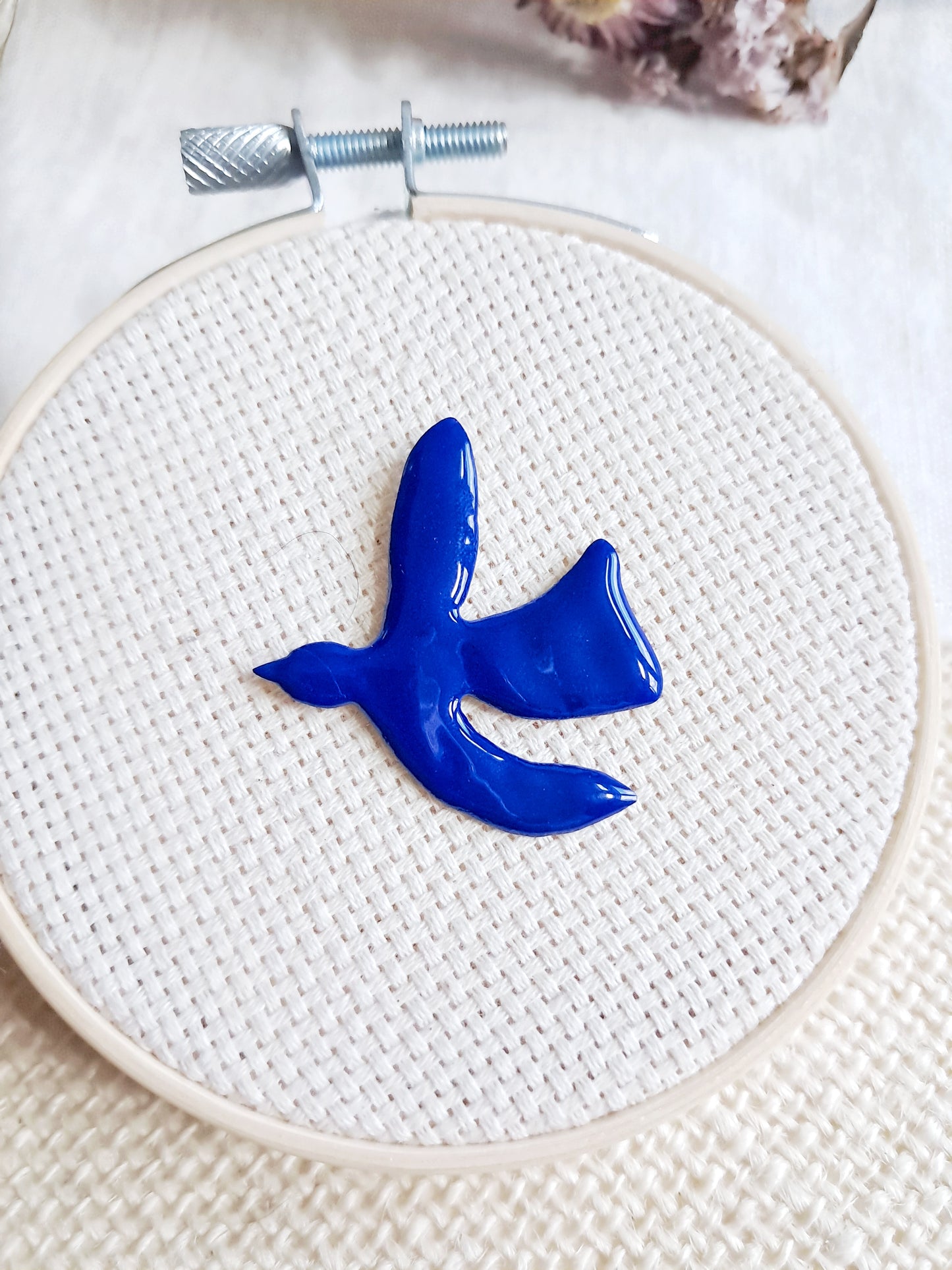 Pin's oiseau bleu de Matisse en laiton et émail