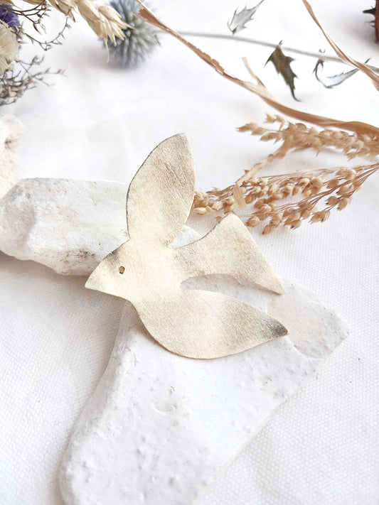 Pin's oiseau texturé en laiton