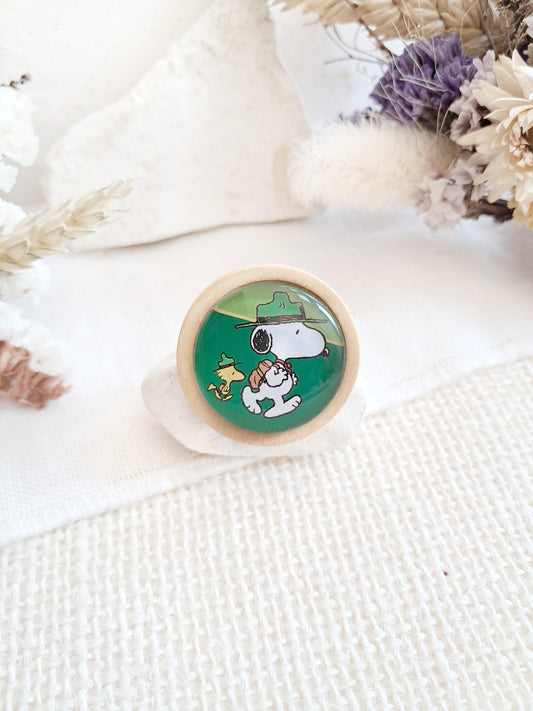 Broche cabochon Snoopy en randonnée