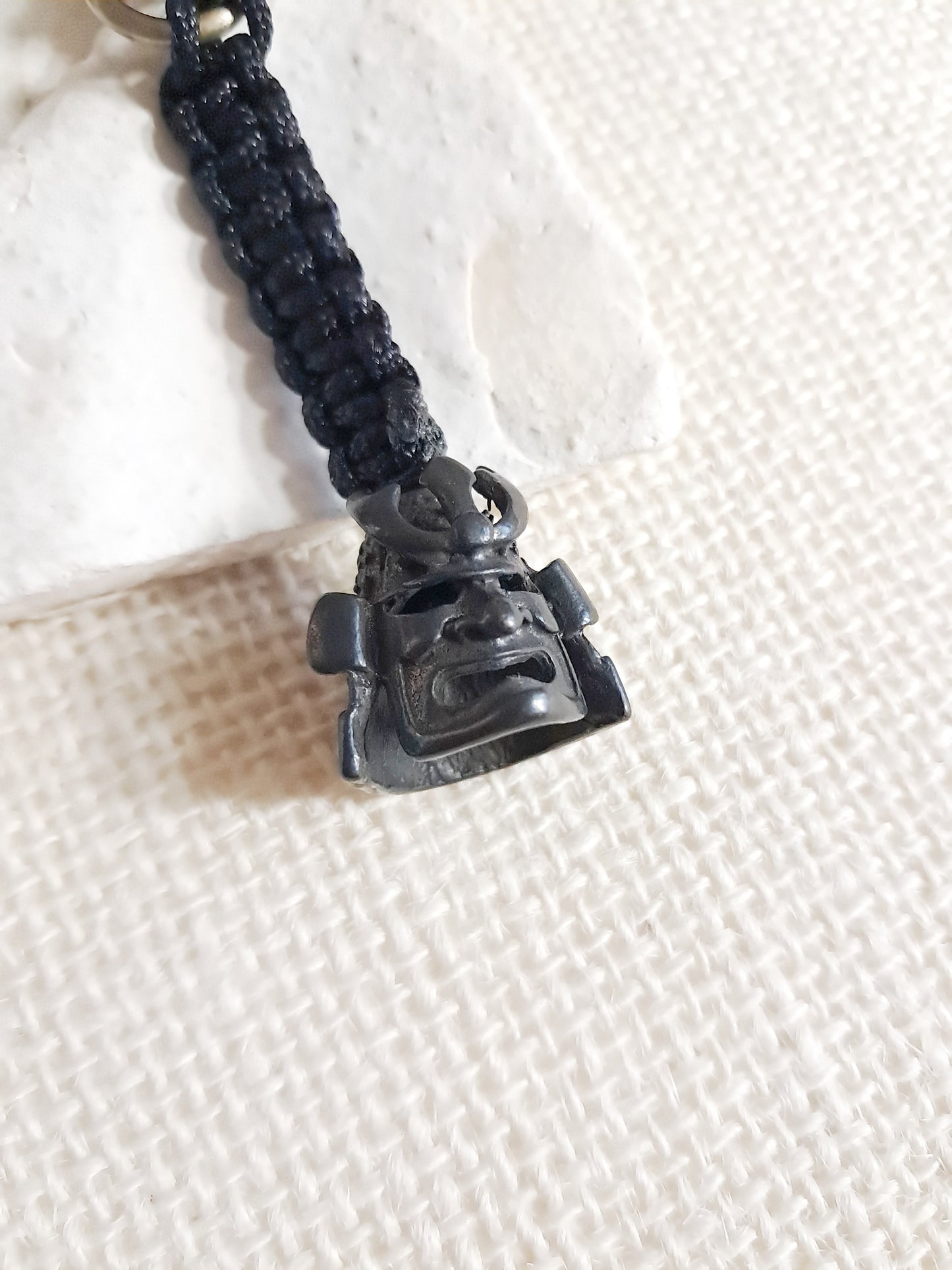 Porte-clés masque de samouraï japonais noir en laiton