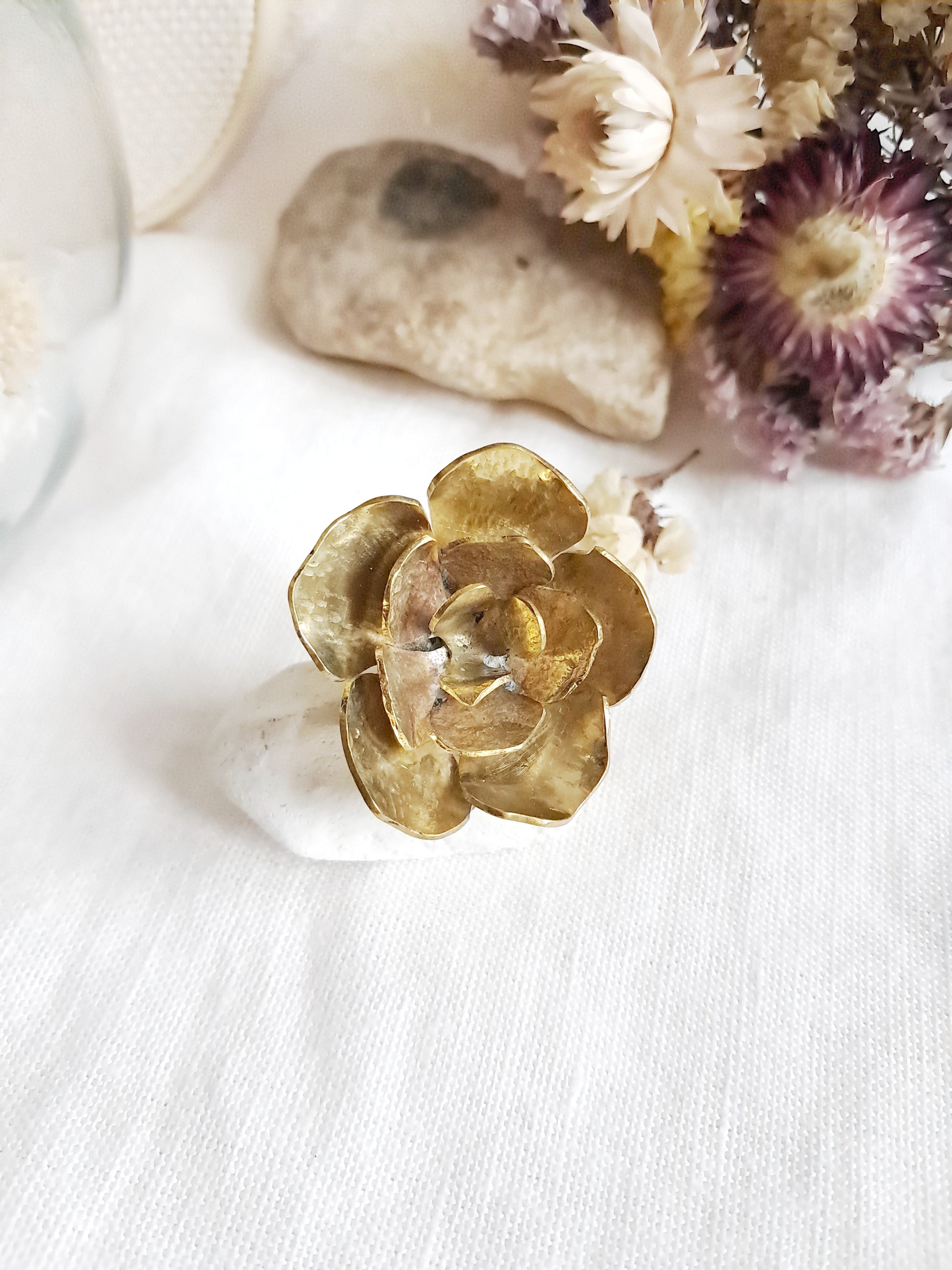 Pin's rose en laiton