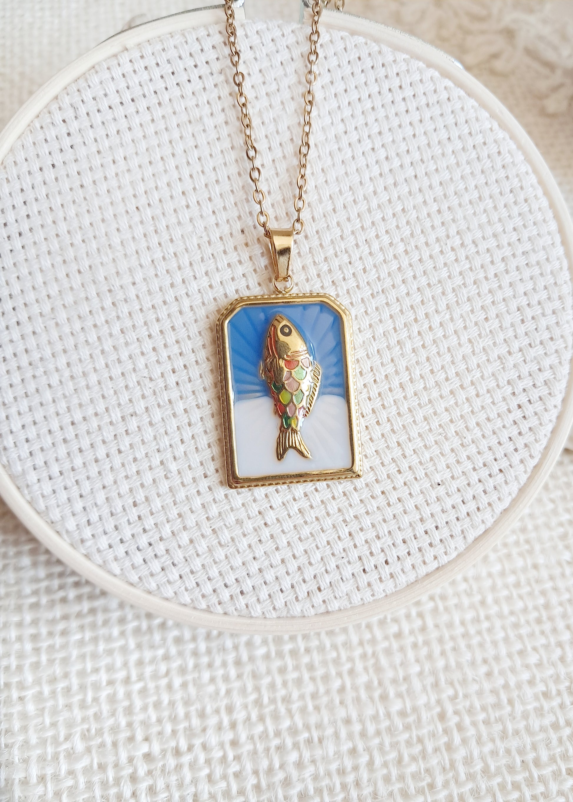 Collier pendentif plaque poisson colorée en acier inoxydable doré