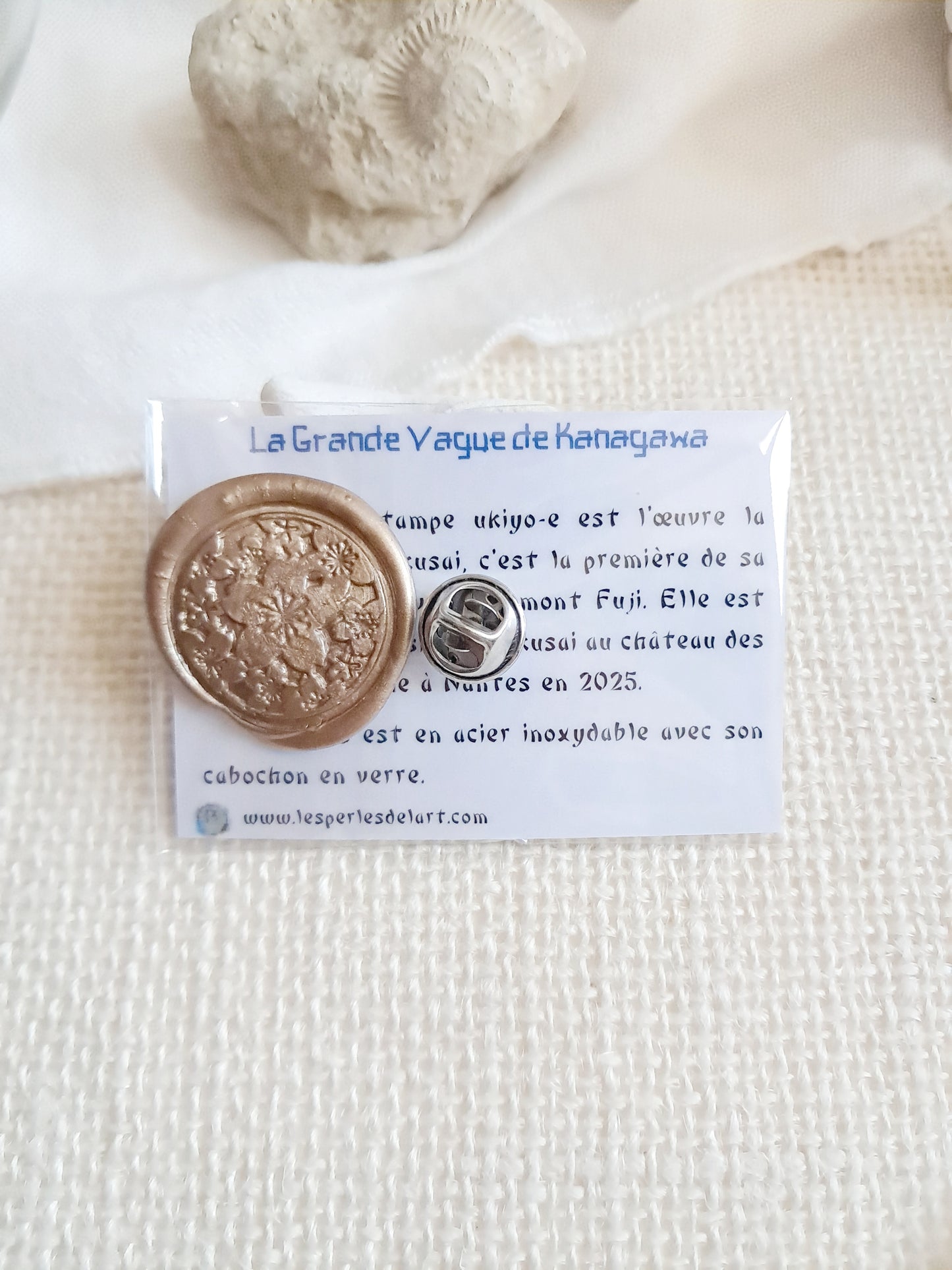 Pin's "La grande vague de Kanagawa" par Hokusai - exposition Nantes 2025