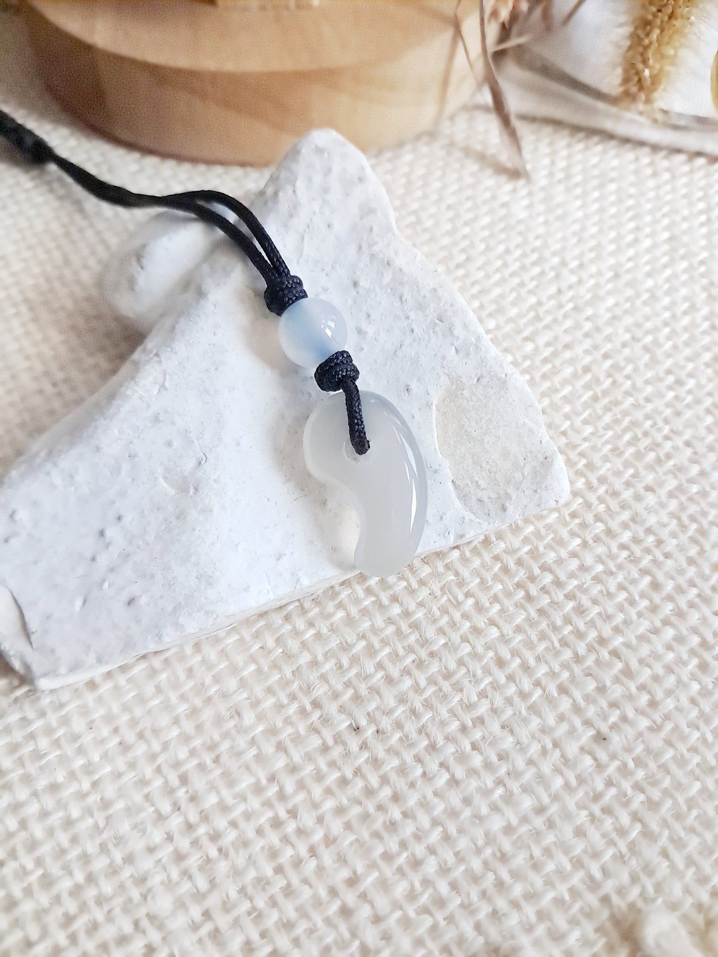 Collier en cordon Magatama Gogok en agate grise