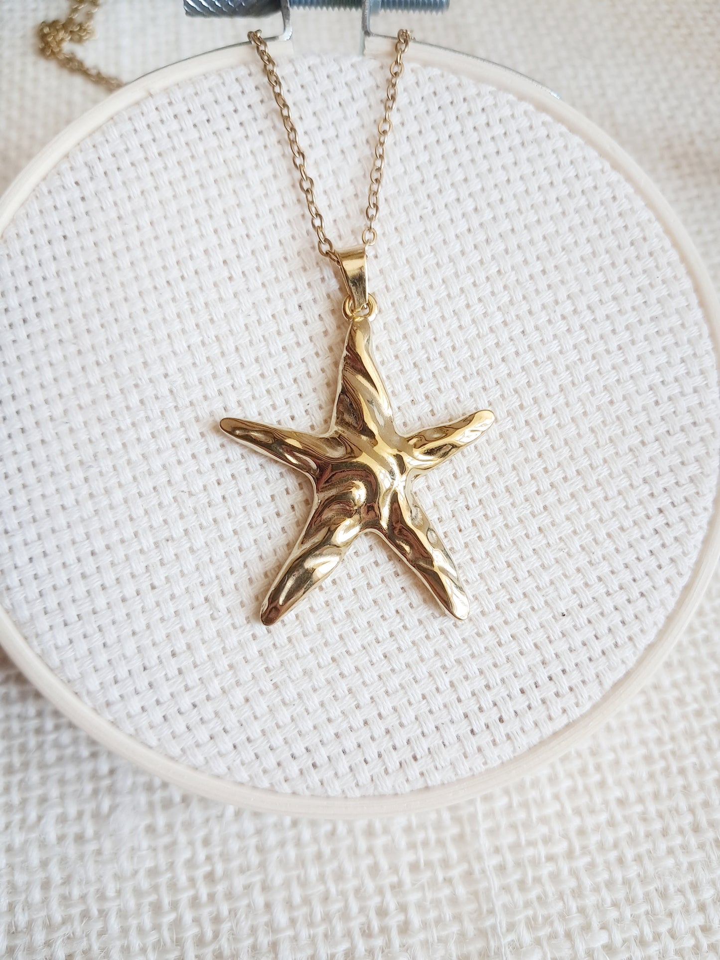Collier pendentif étoile de mer texturée en acier inoxydable doré