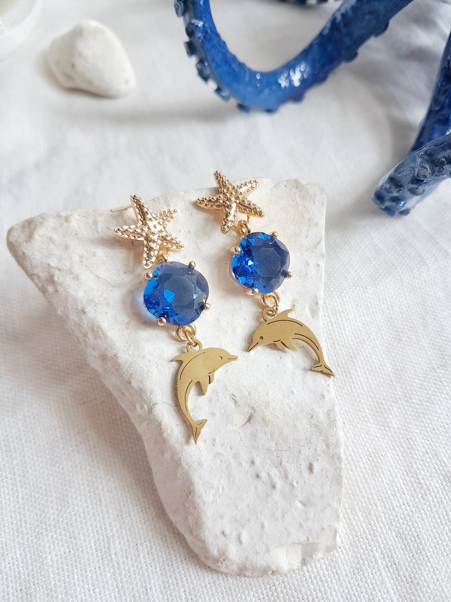 Boucles d'oreilles étoiles de mer, dauphins et gemmes bleues