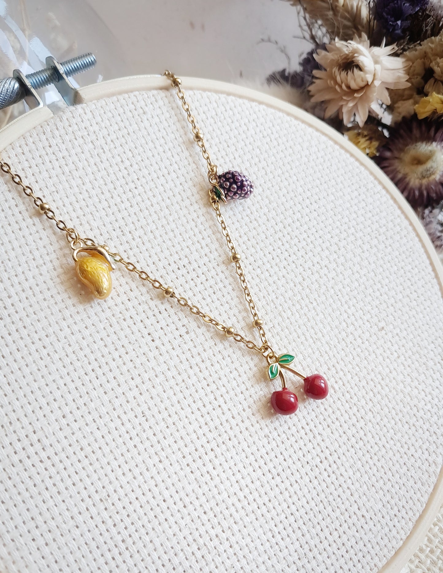 Collier fruits : mangue, cerise et mûre