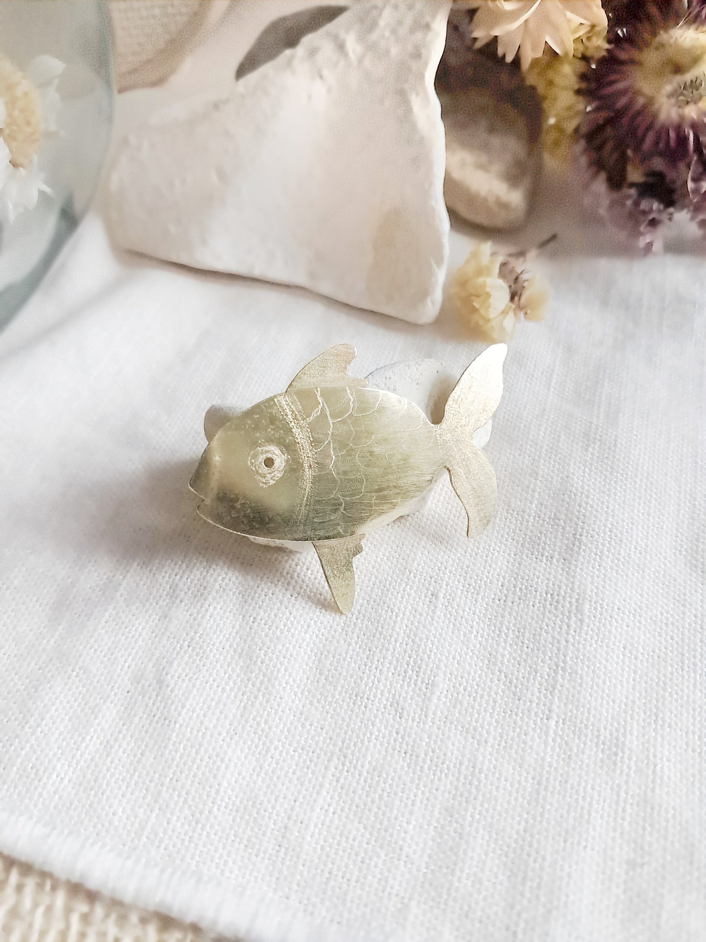 Pin's poisson gravé en laiton