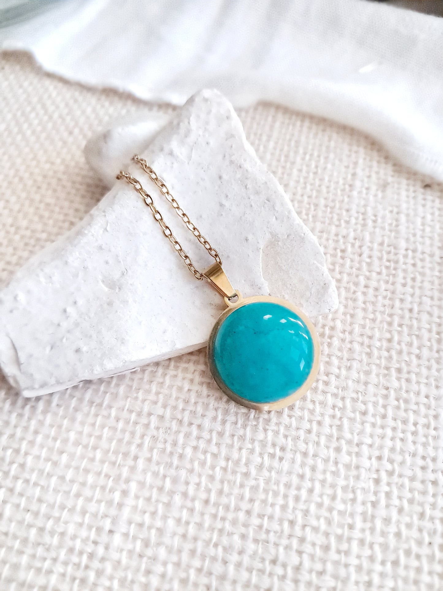 Collier en calcédoine et acier inoxydable doré