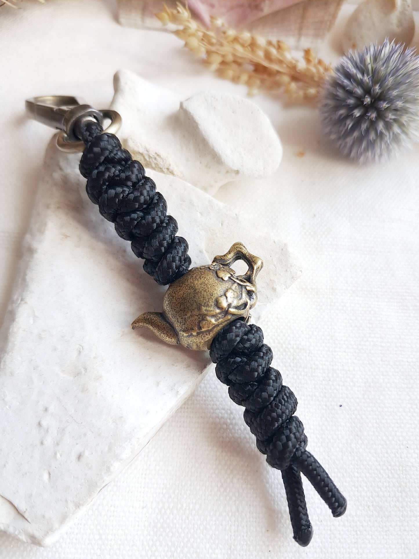 Porte-clés théière aux motifs de fleurs de cerisier en laiton