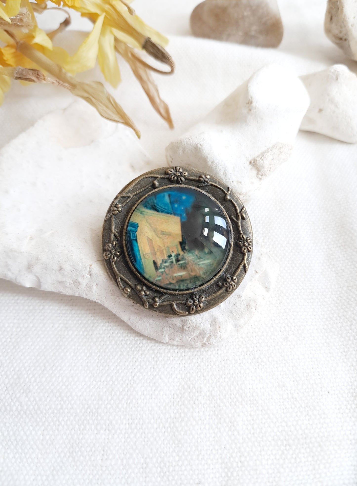 Broche cabochon "Terrasse du café le soir" de Van Gogh