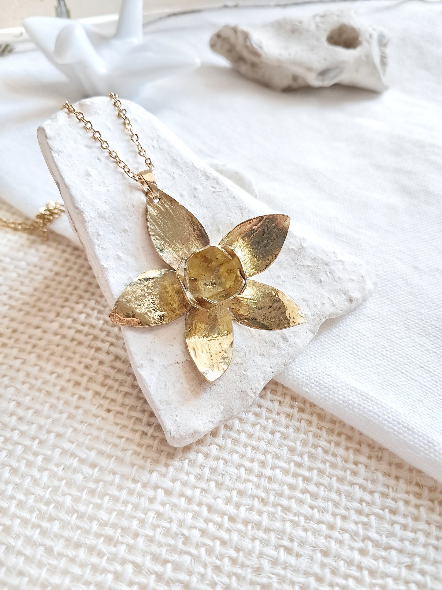 Collier fleur de narcisse jonquille