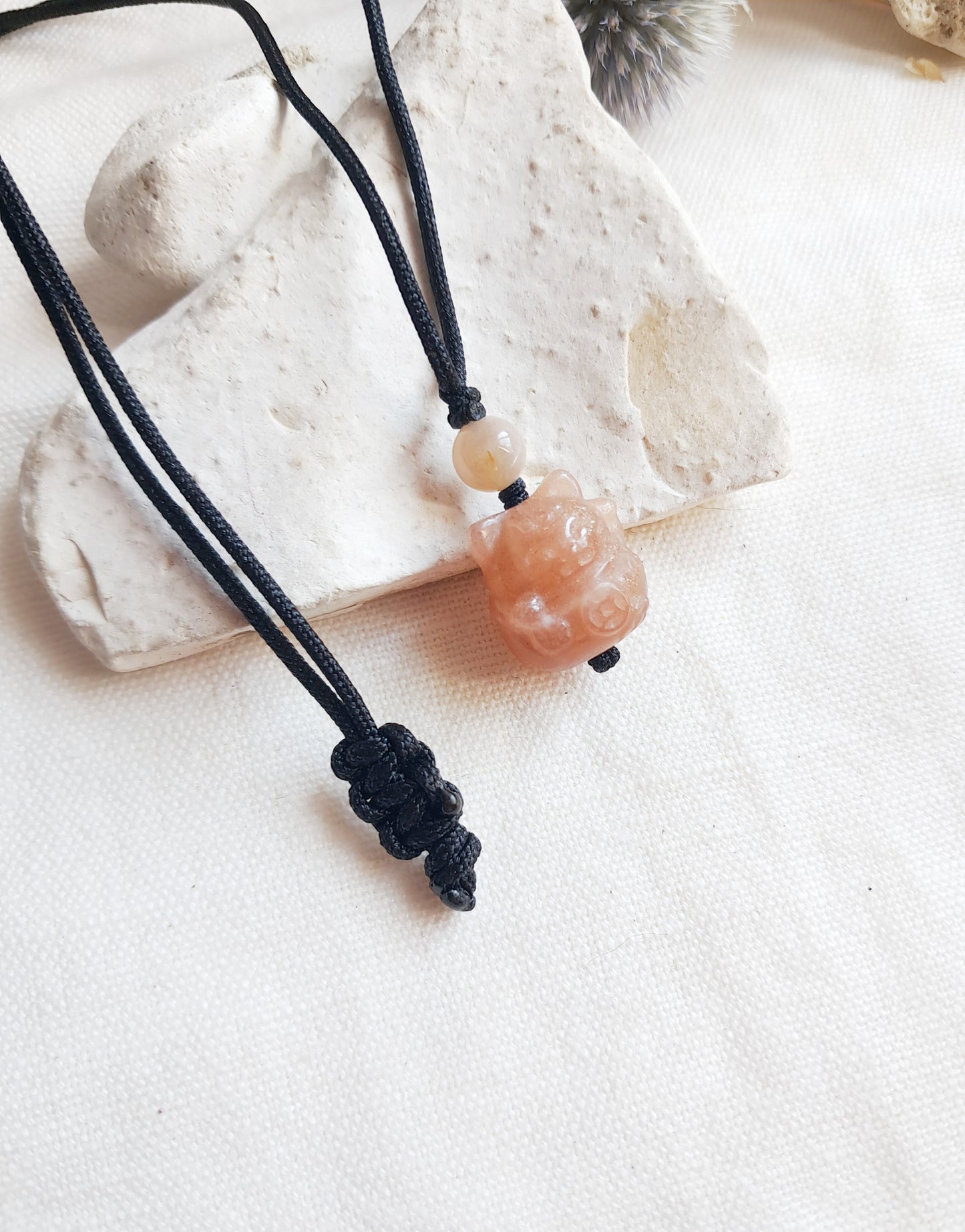 Collier chat de la chance en pierre du soleil