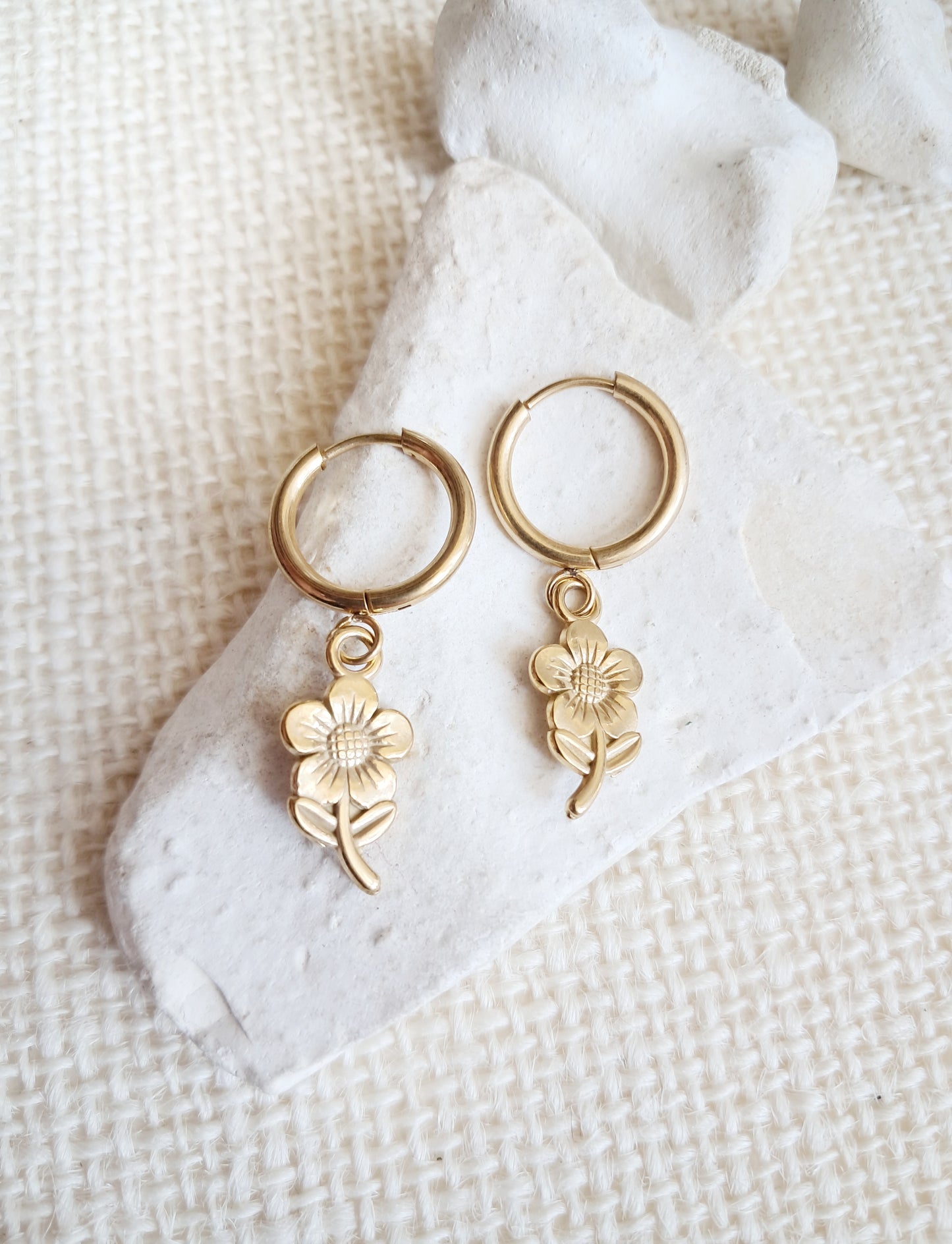 Boucles d'oreilles créoles fleurs en acier inoxydable doré