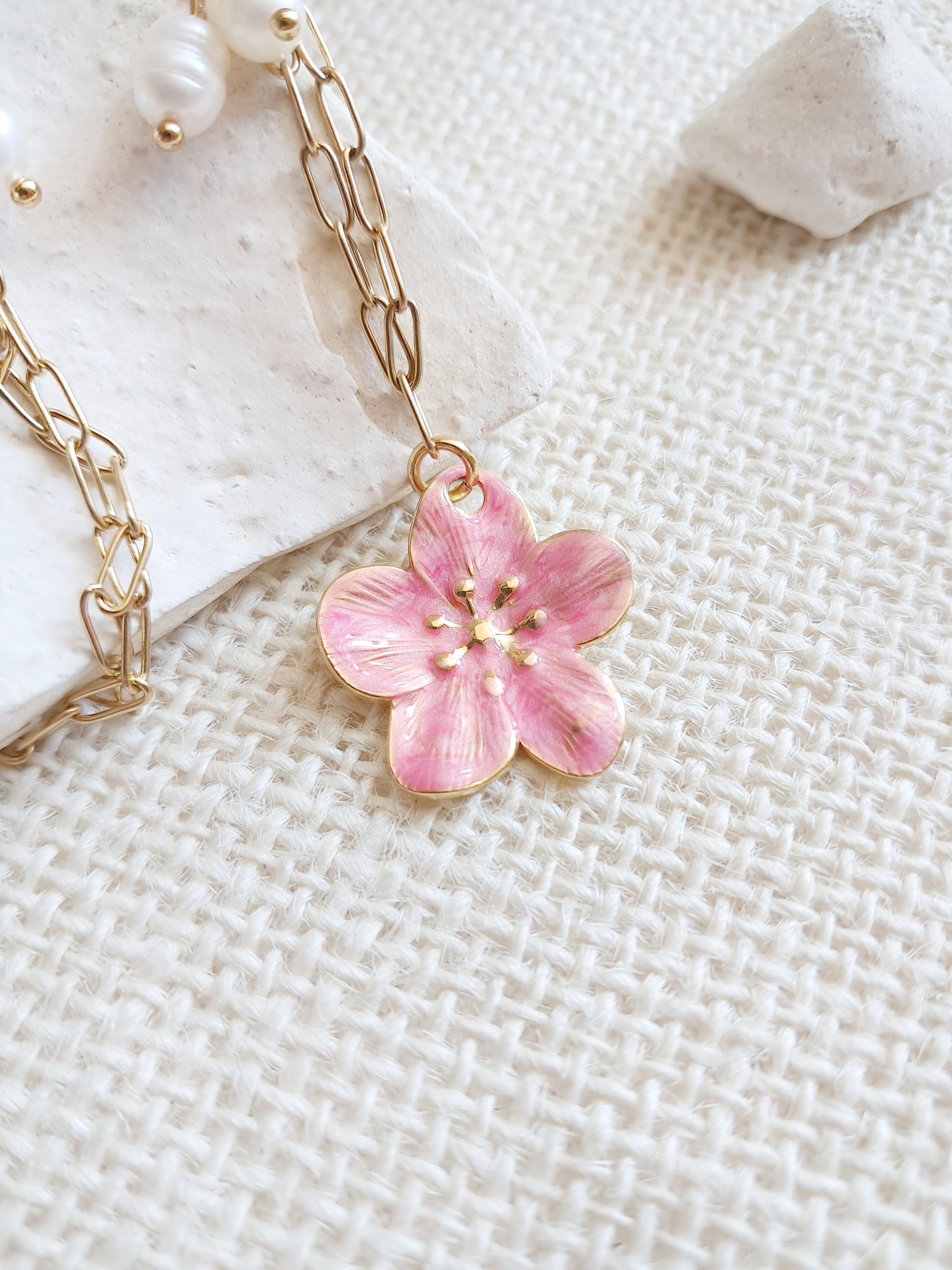 Collier fleur rose en acier inoxydable et perles d'eau douce