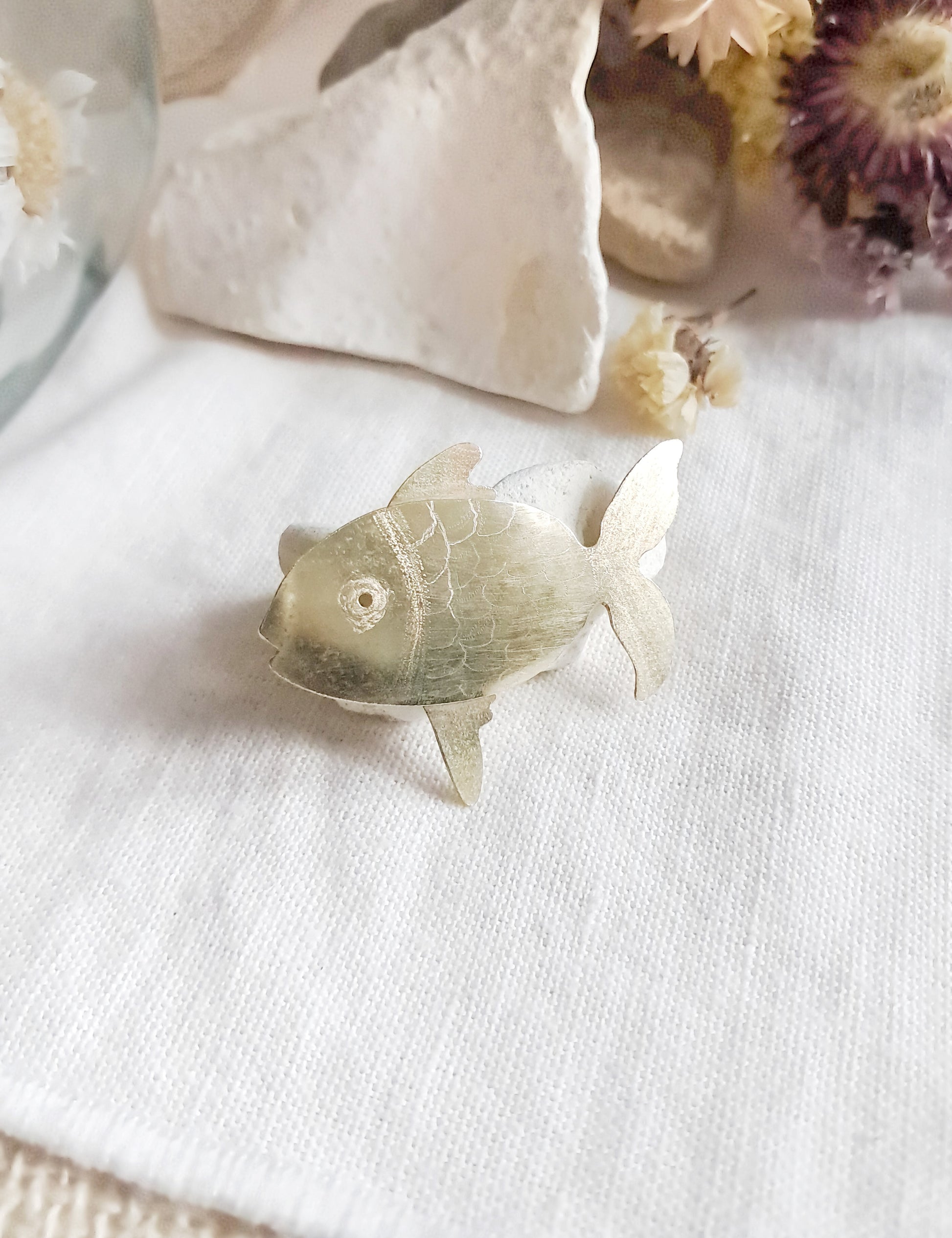 Pin's poisson gravé en laiton