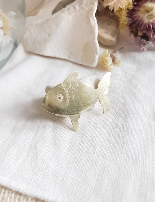 Pin's poisson gravé en laiton