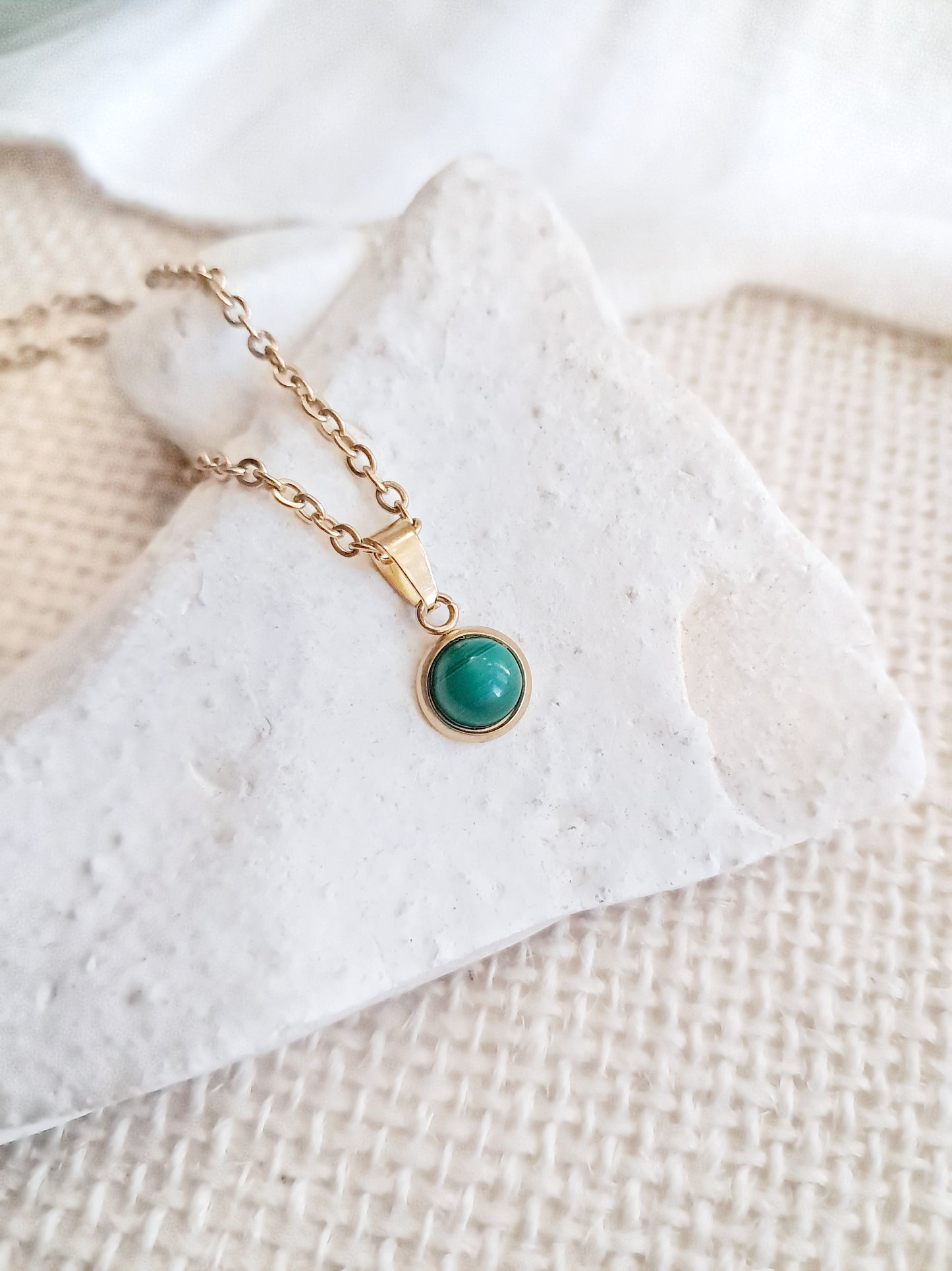 Collier en malachite et acier inoxydable doré