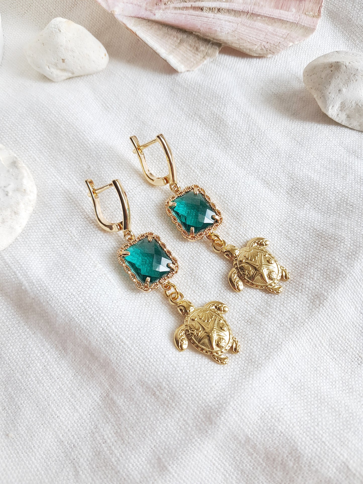 Boucles d'oreilles gemmes vertes et tortues