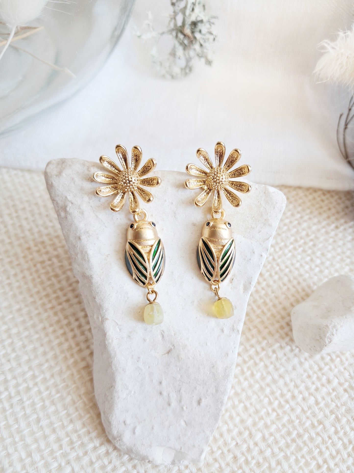 Boucles d'oreilles pendantes marguerites et cigales