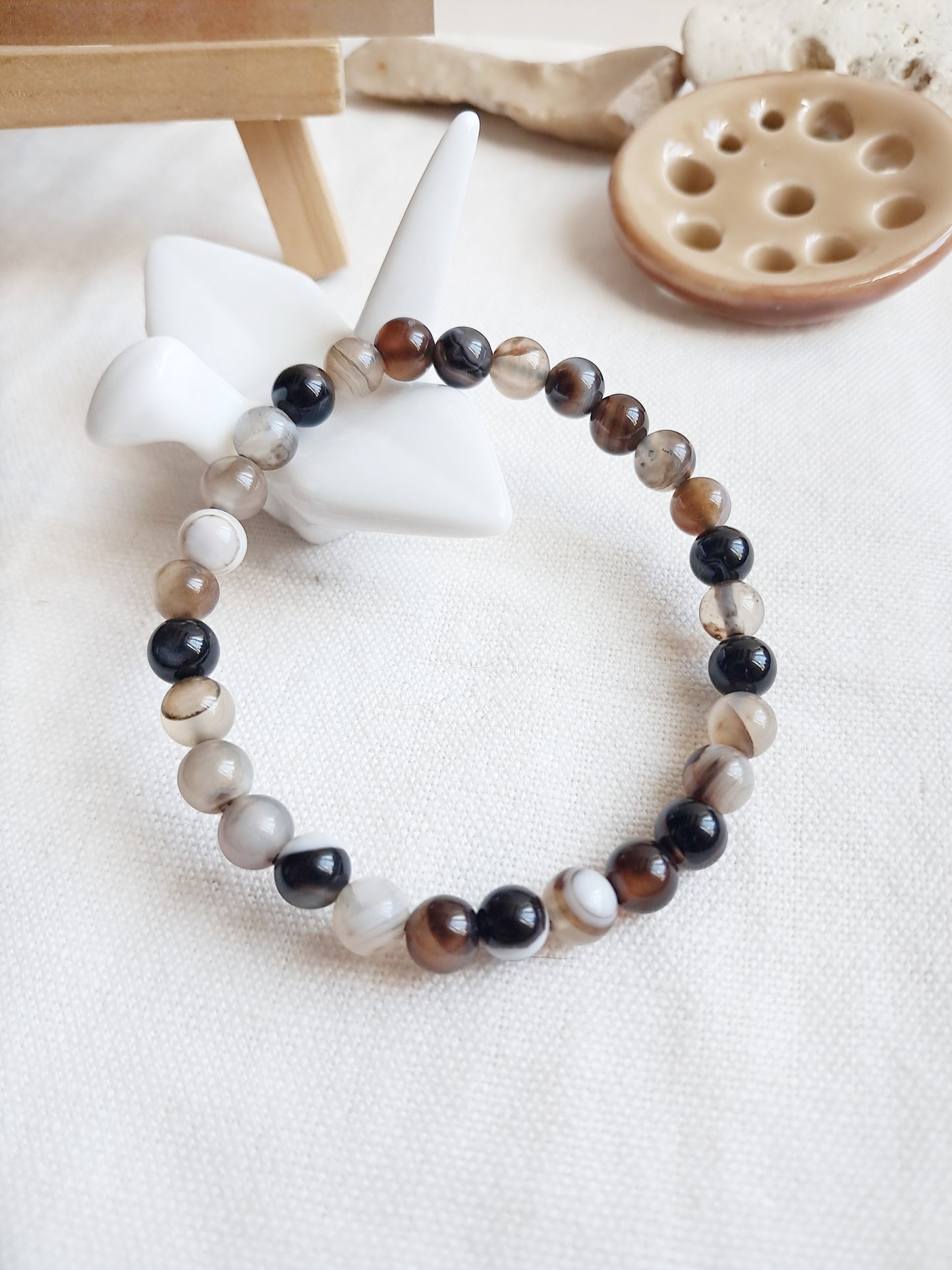 Bracelet « Fleurs et oiseaux dans un jardin » en agate café