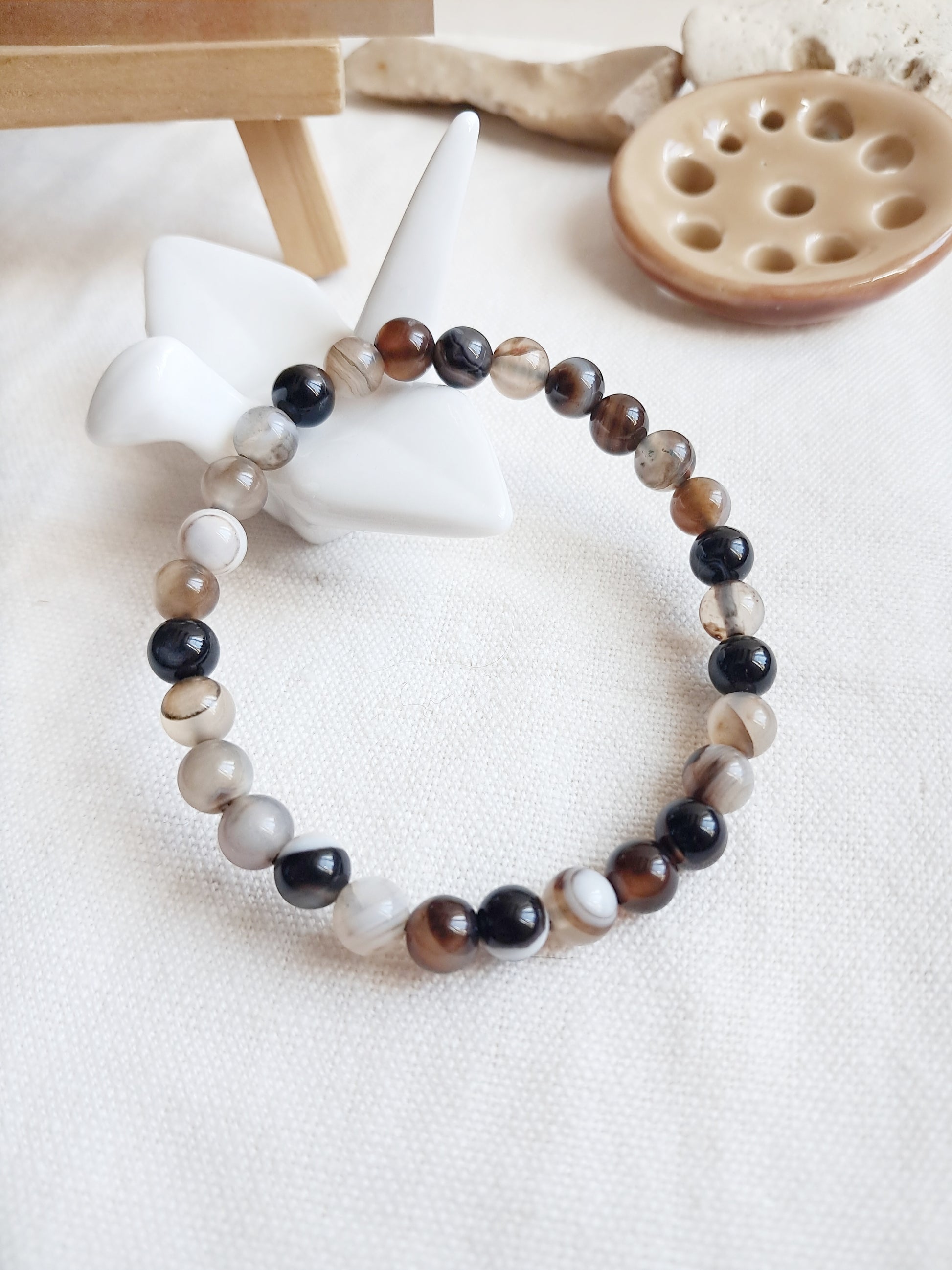 Bracelet « Fleurs et oiseaux dans un jardin » en agate café