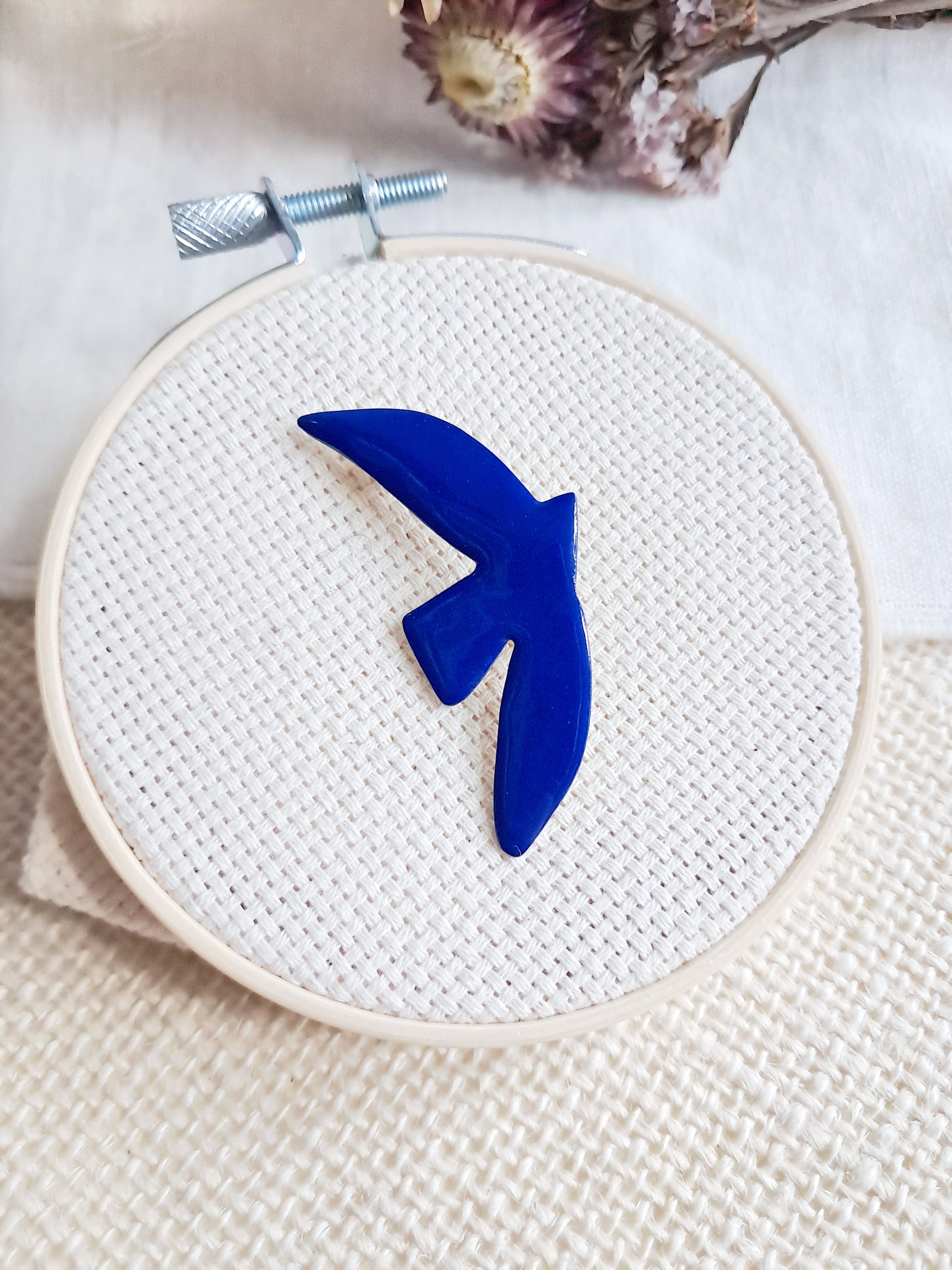 Broche oiseau bleu de Matisse en laiton et émail 