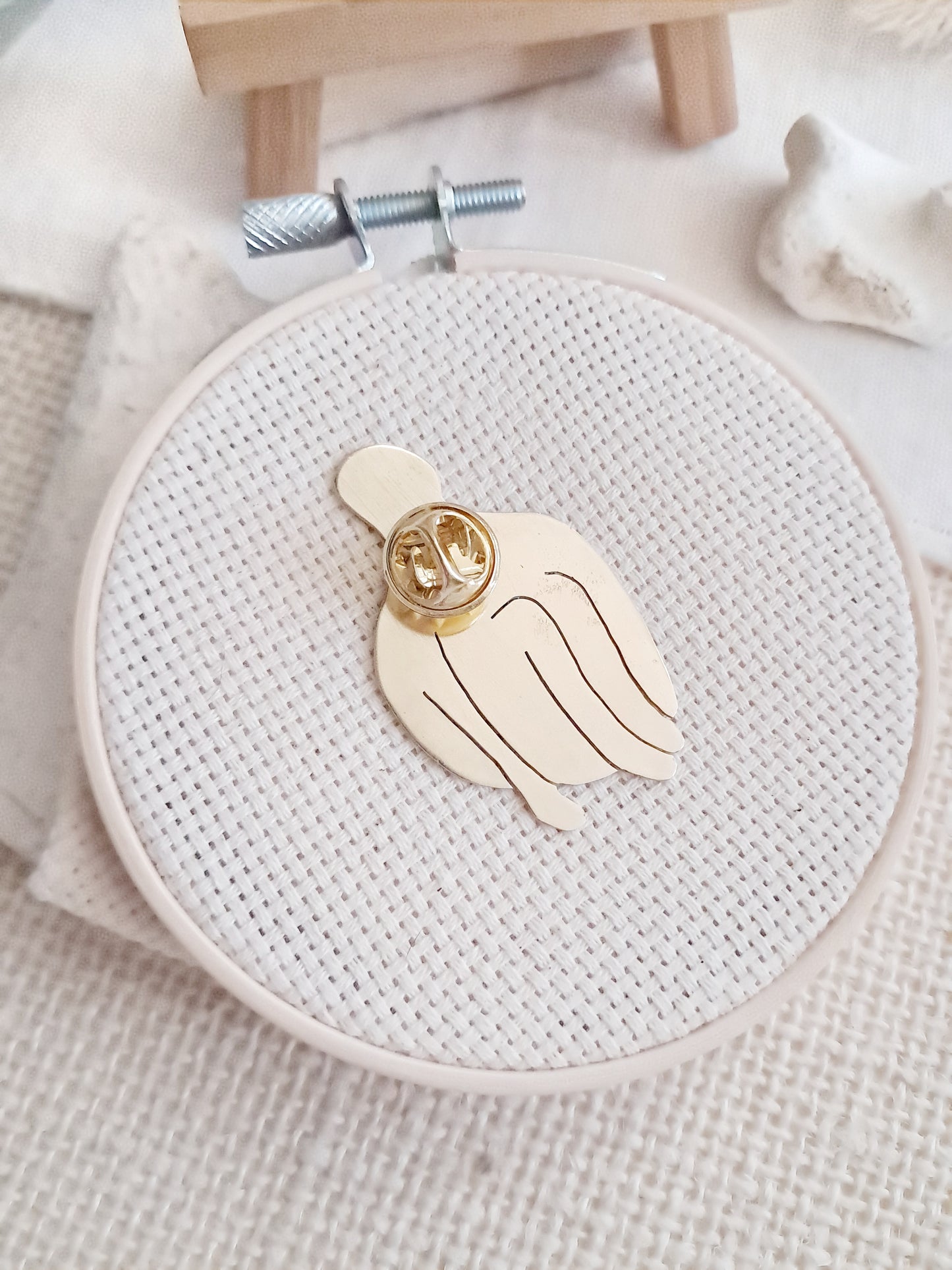 Pin's silhouette assise inspirée d'Henri Matisse