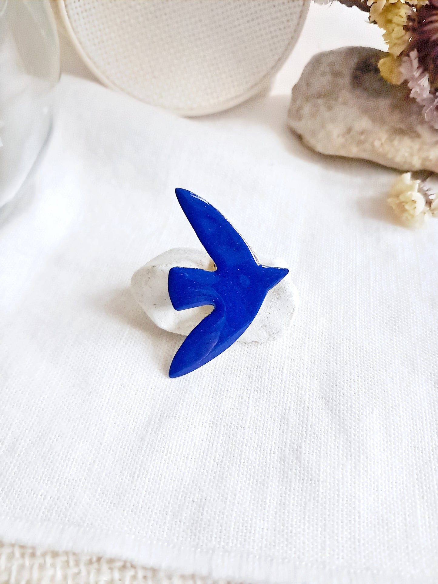 Pin's oiseau bleu de Matisse en laiton et émail