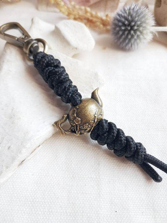 Porte-clés théière aux motifs de fleurs de cerisier en laiton