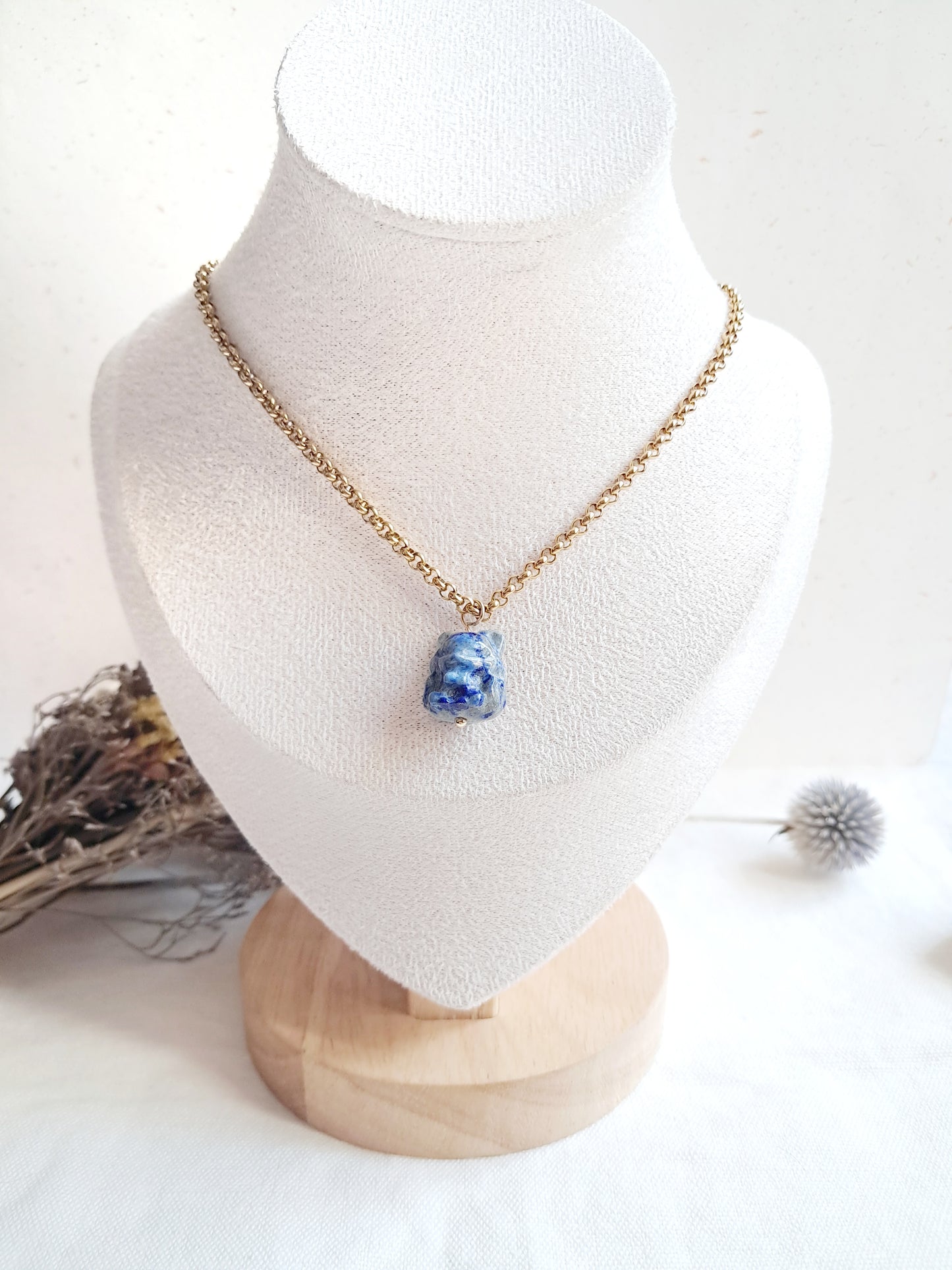 Collier renard à neuf queues en lapis-lazuli et acier inoxydable doré