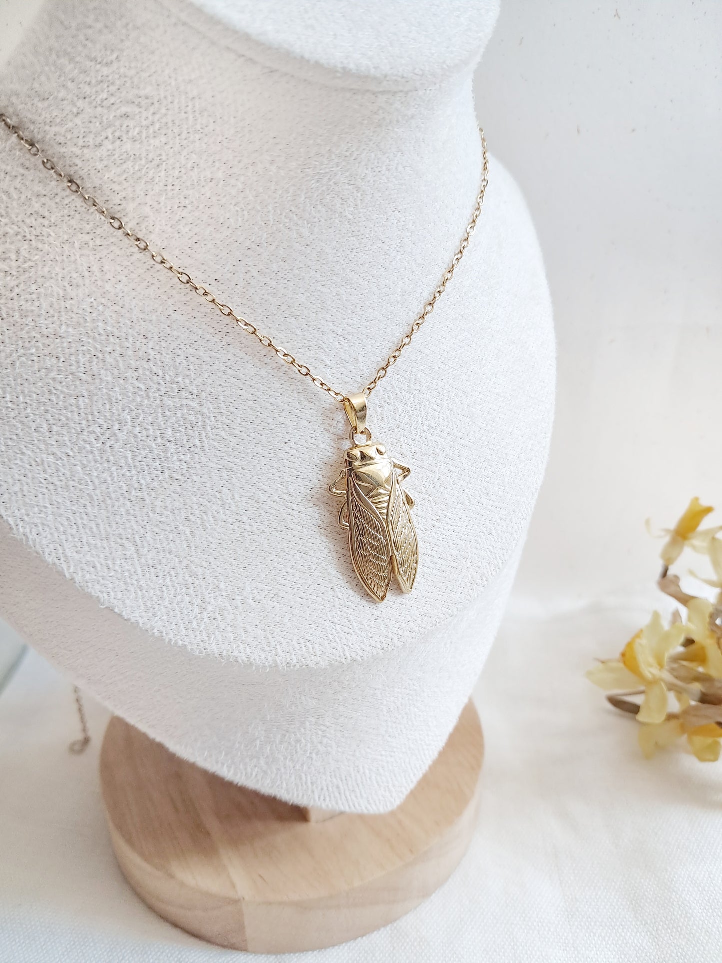 Collier pendentif cigale en acier inoxydable doré