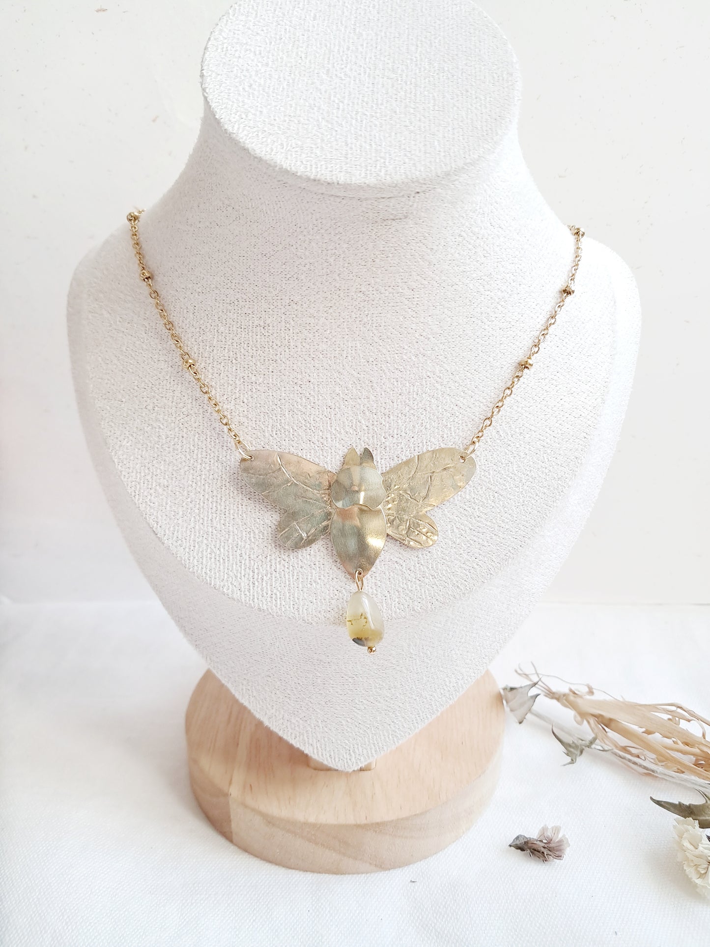 Collier abeille en laiton et agate