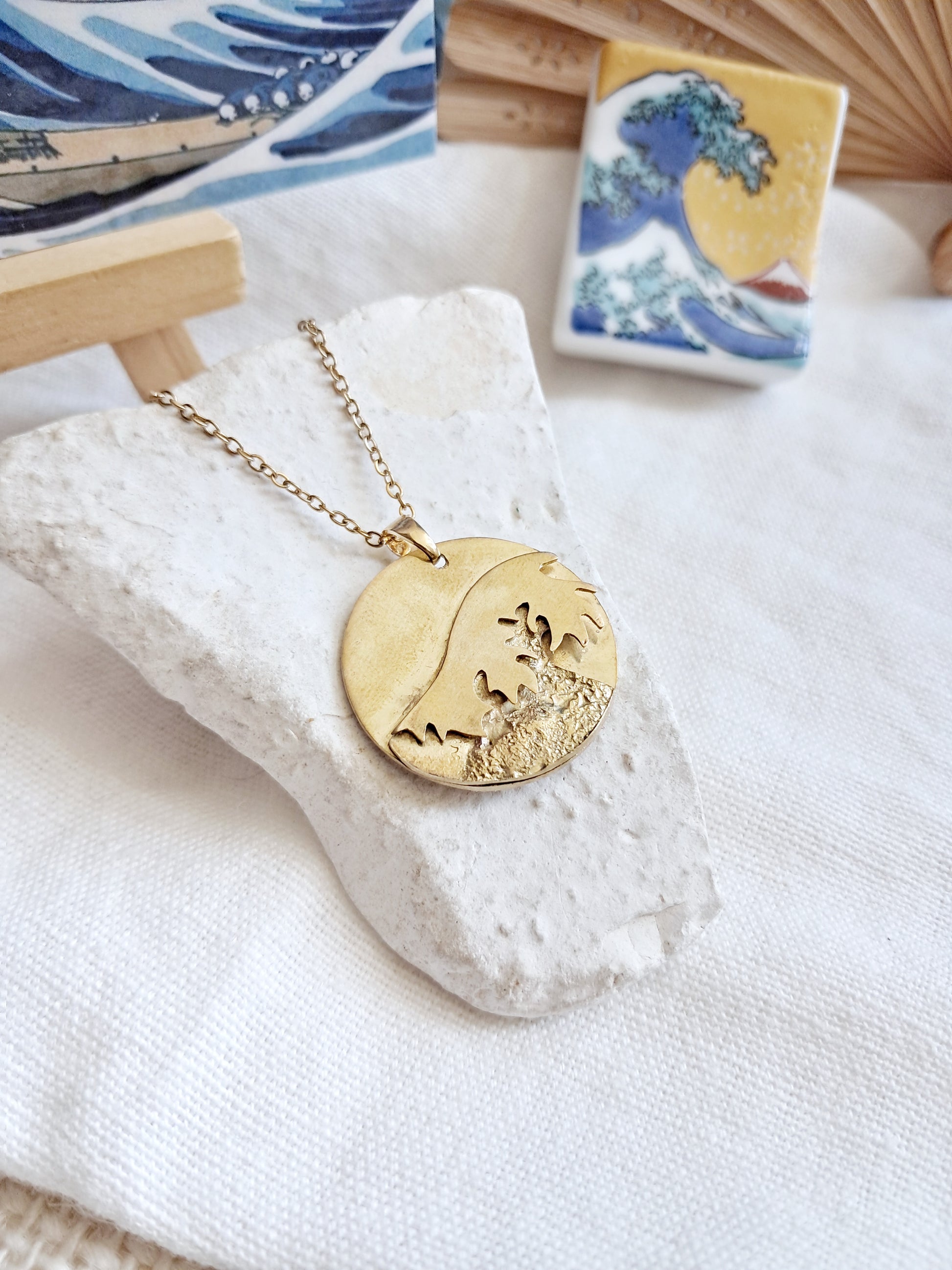 Collier médaillon La grande vague de Kanagawa par Hokusai
