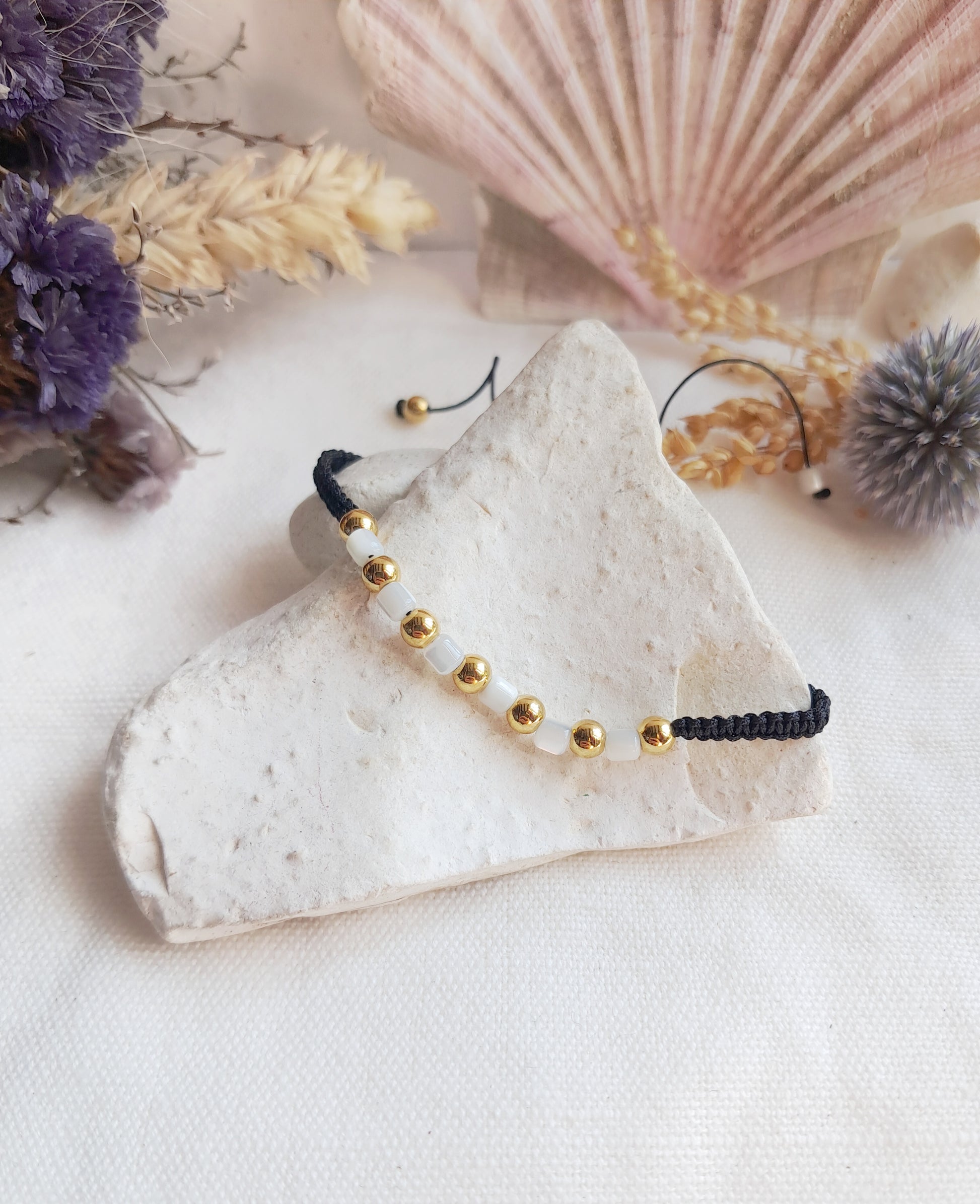 Bracelet shamballa perles en coquillage et acier inoxydable doré