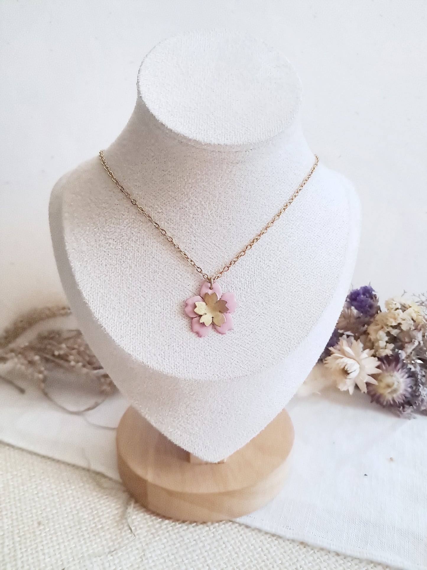 Collier fleur de cerisier rose en laiton