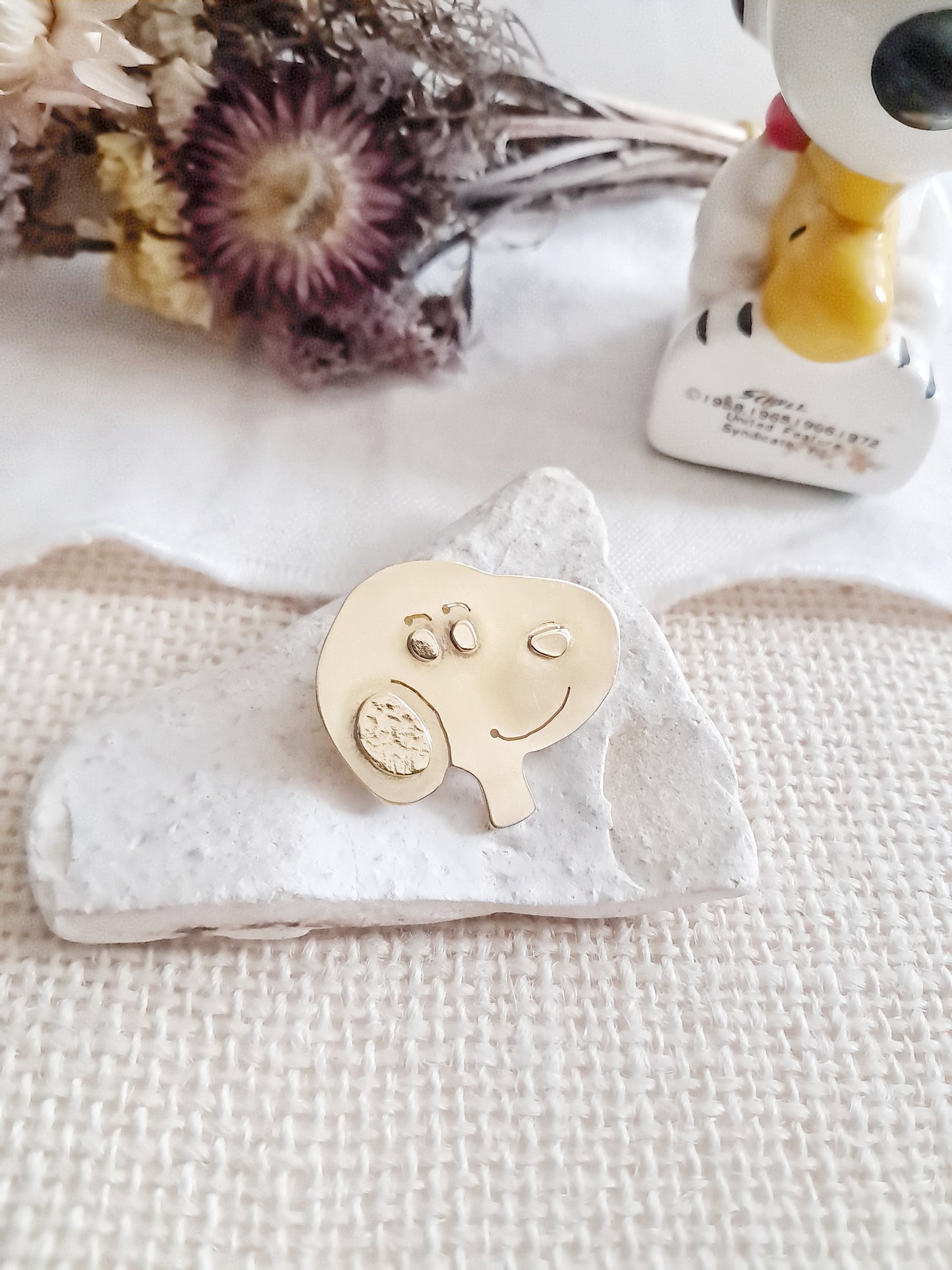 Pin's Snoopy en laiton et émail