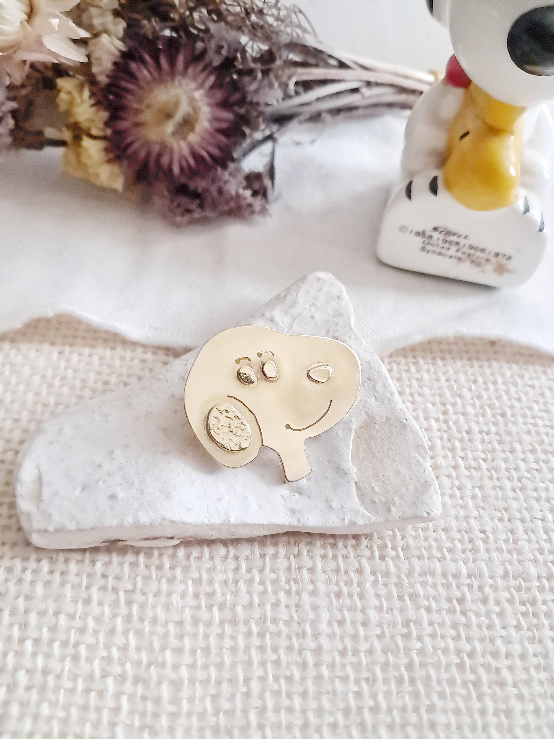 Pin's Snoopy en laiton et émail