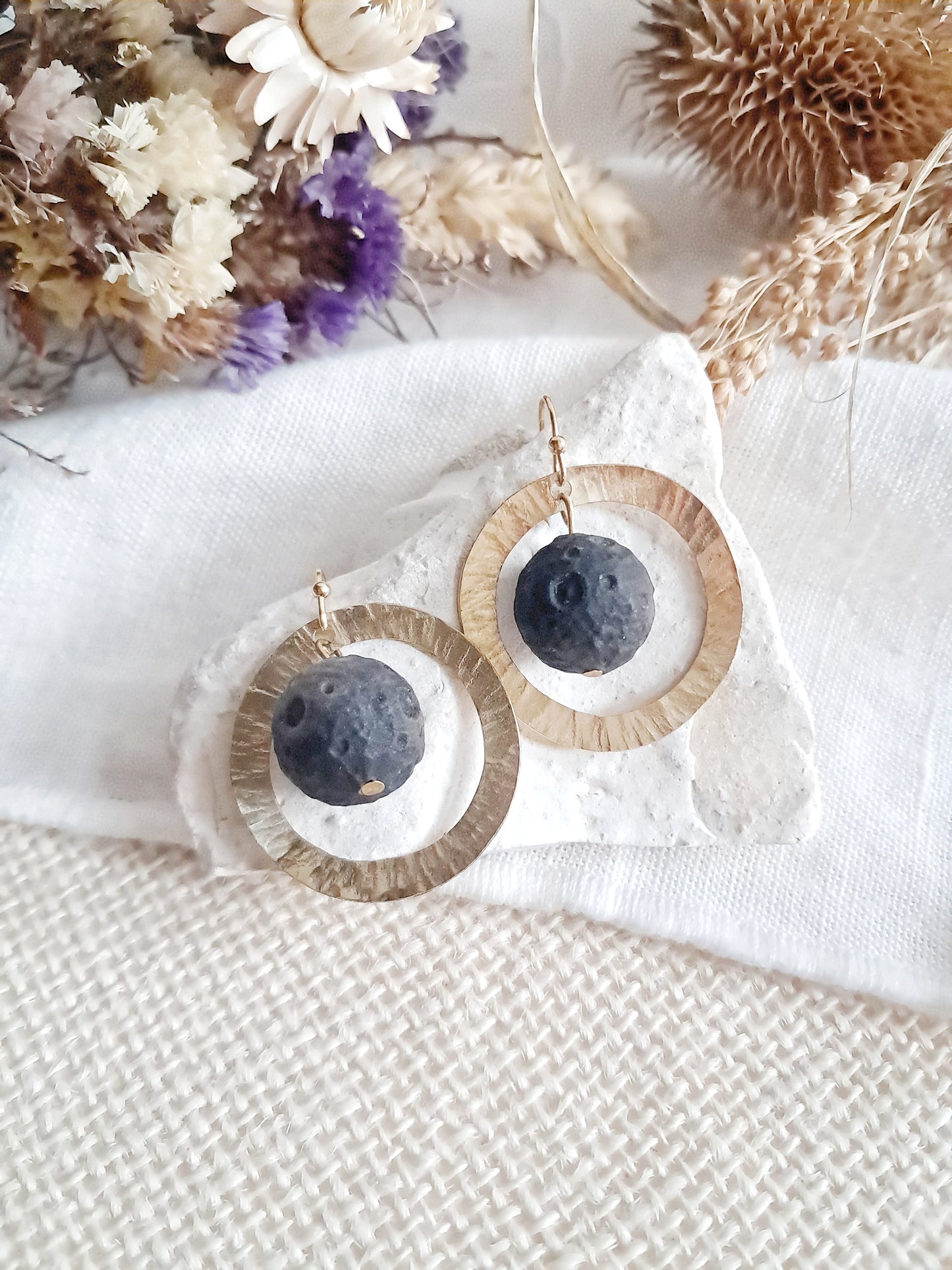 Boucles d'oreilles météorites en obsidienne argentée et laiton