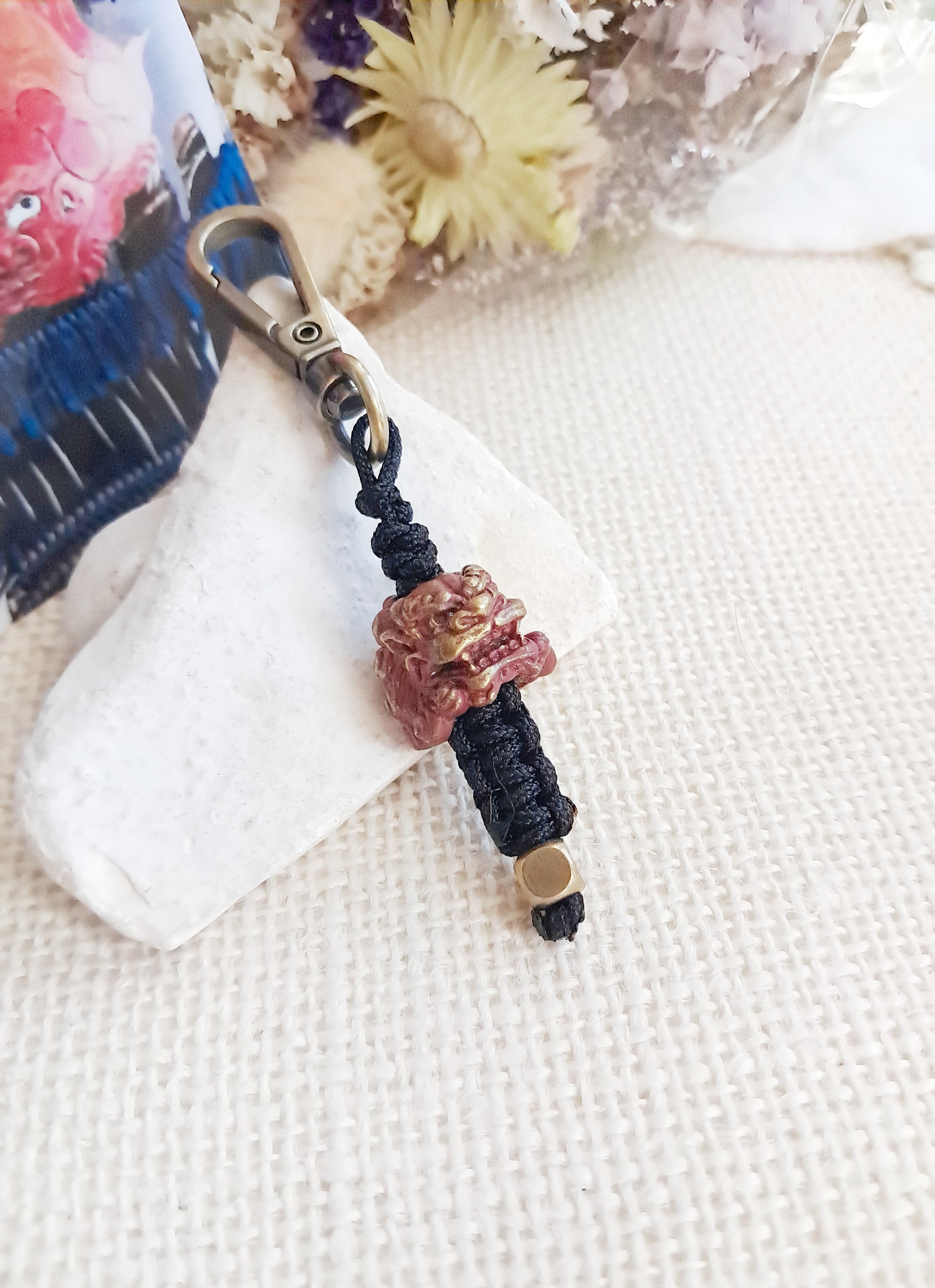 Porte-clés inspiré d'une cuirasse à décor de komainu