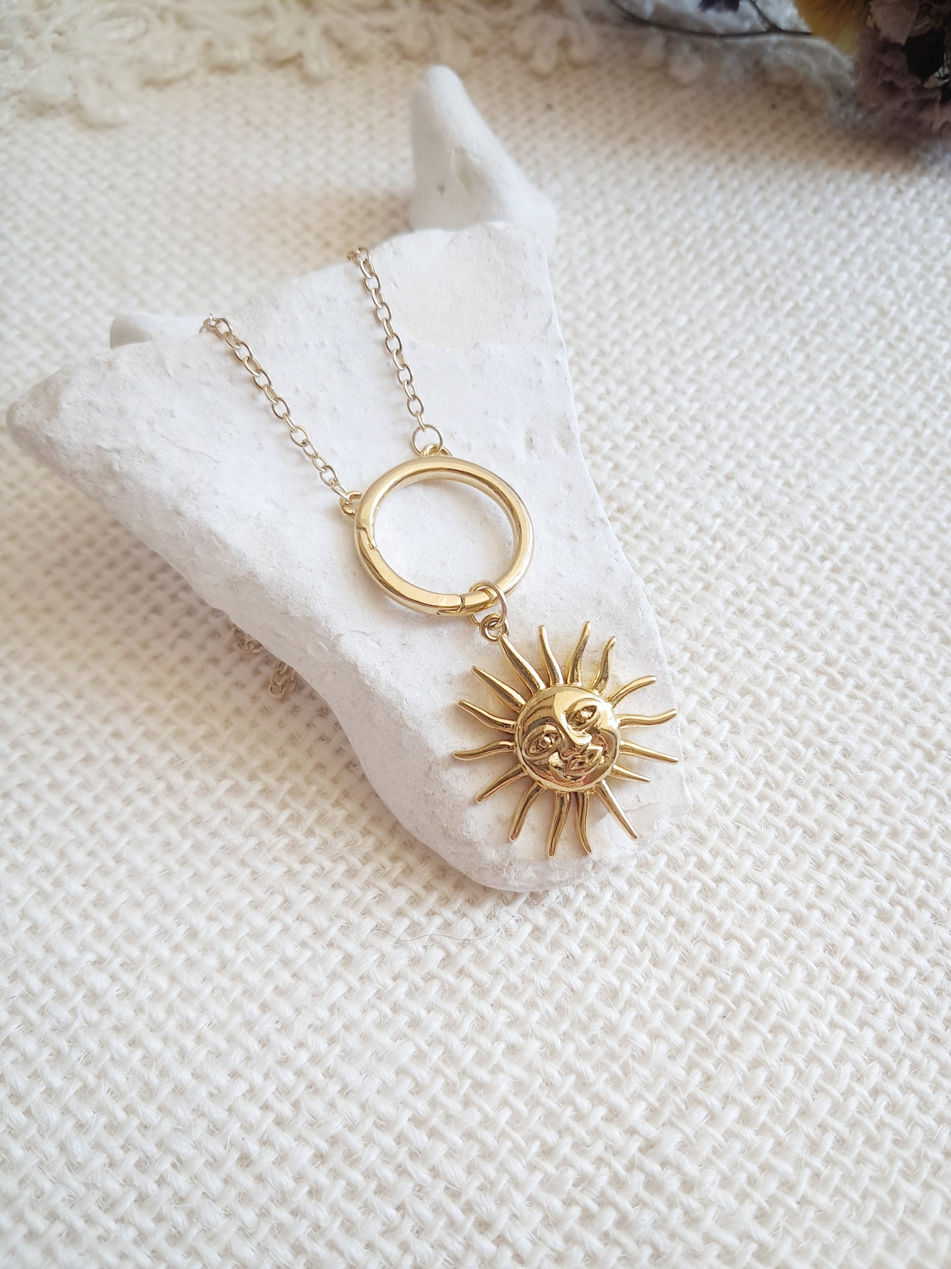 Collier anneau breloque soleil en acier inoxydable doré