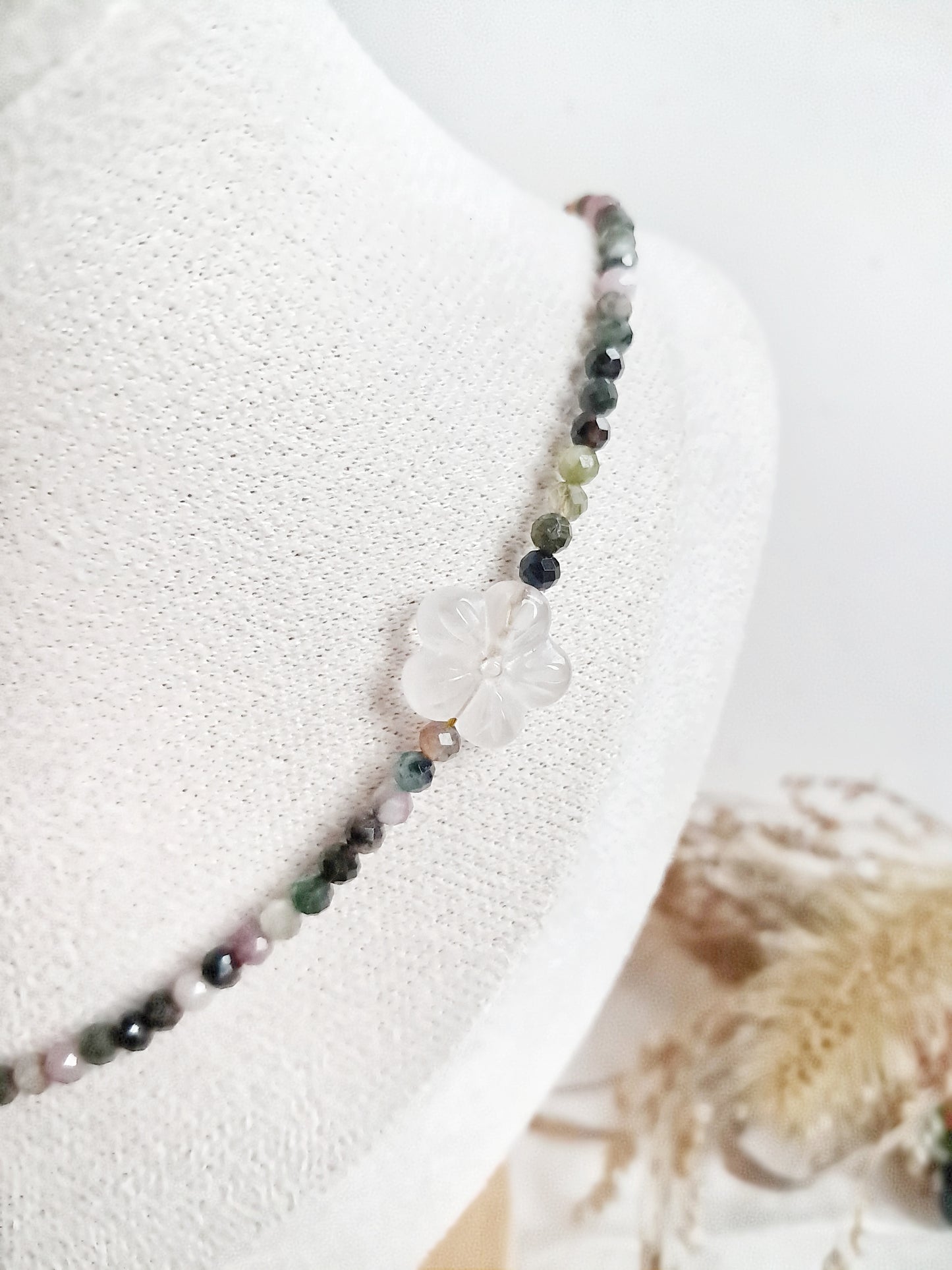 Collier fleurs de cerisier (벚꽃) en tourmaline, quartz rose et laiton 24k