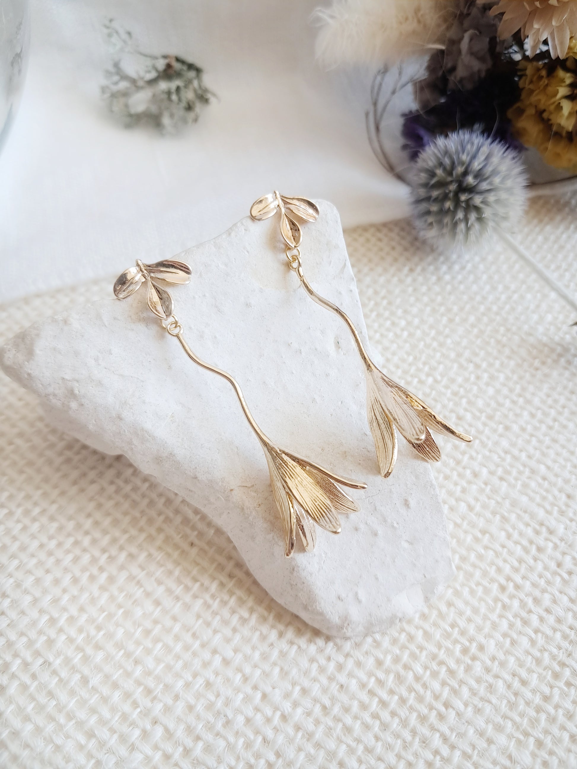 Boucles d'oreilles pendantes tiges de fleurs