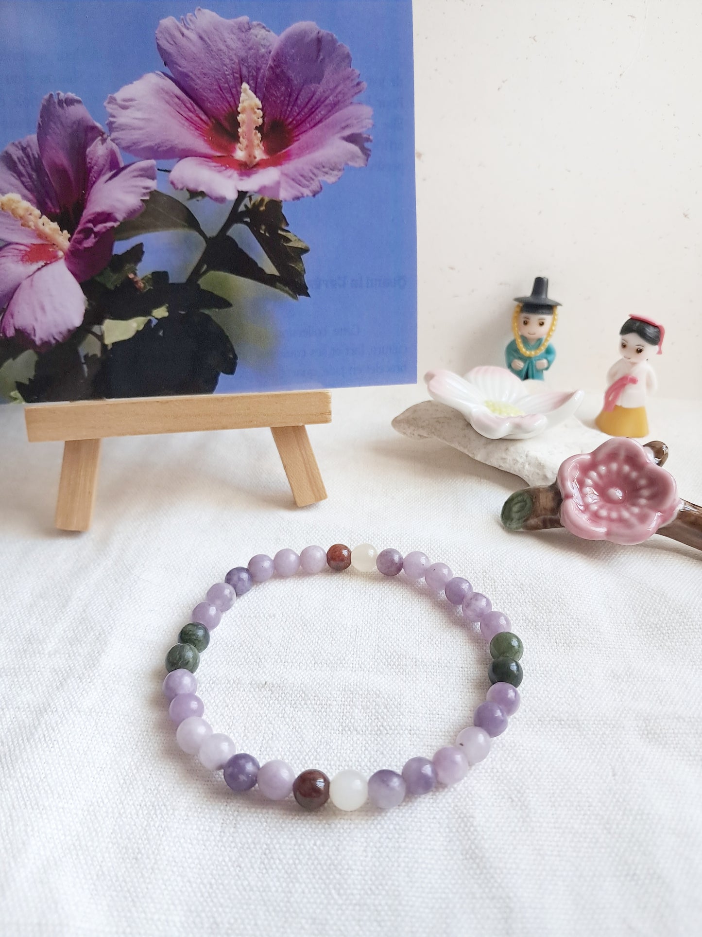 Bracelet fleur d'hibiscus (무궁화) en jade, quartz et lépidolite