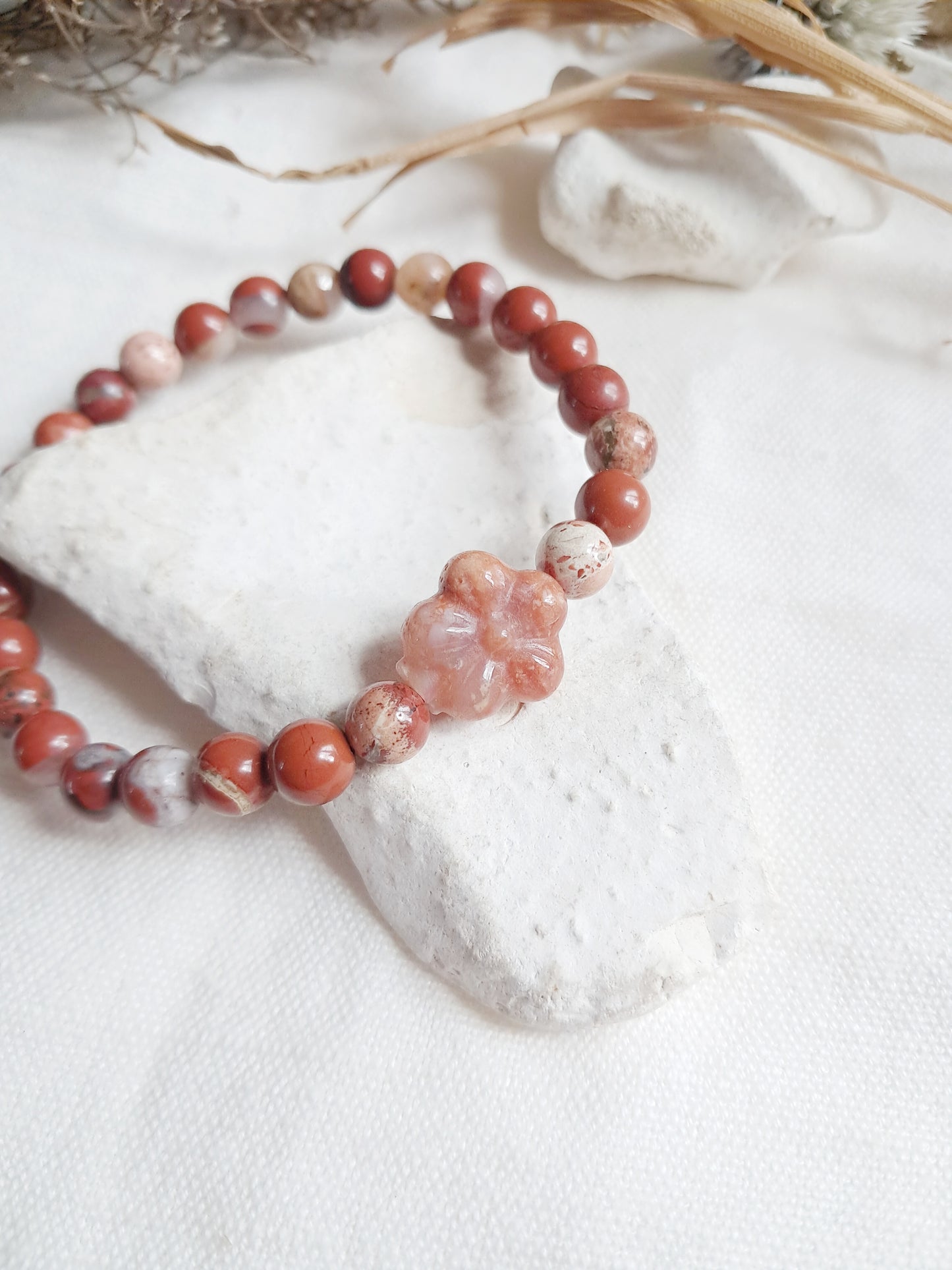Bracelet perle sculptée fleur en jade et jaspe rouge
