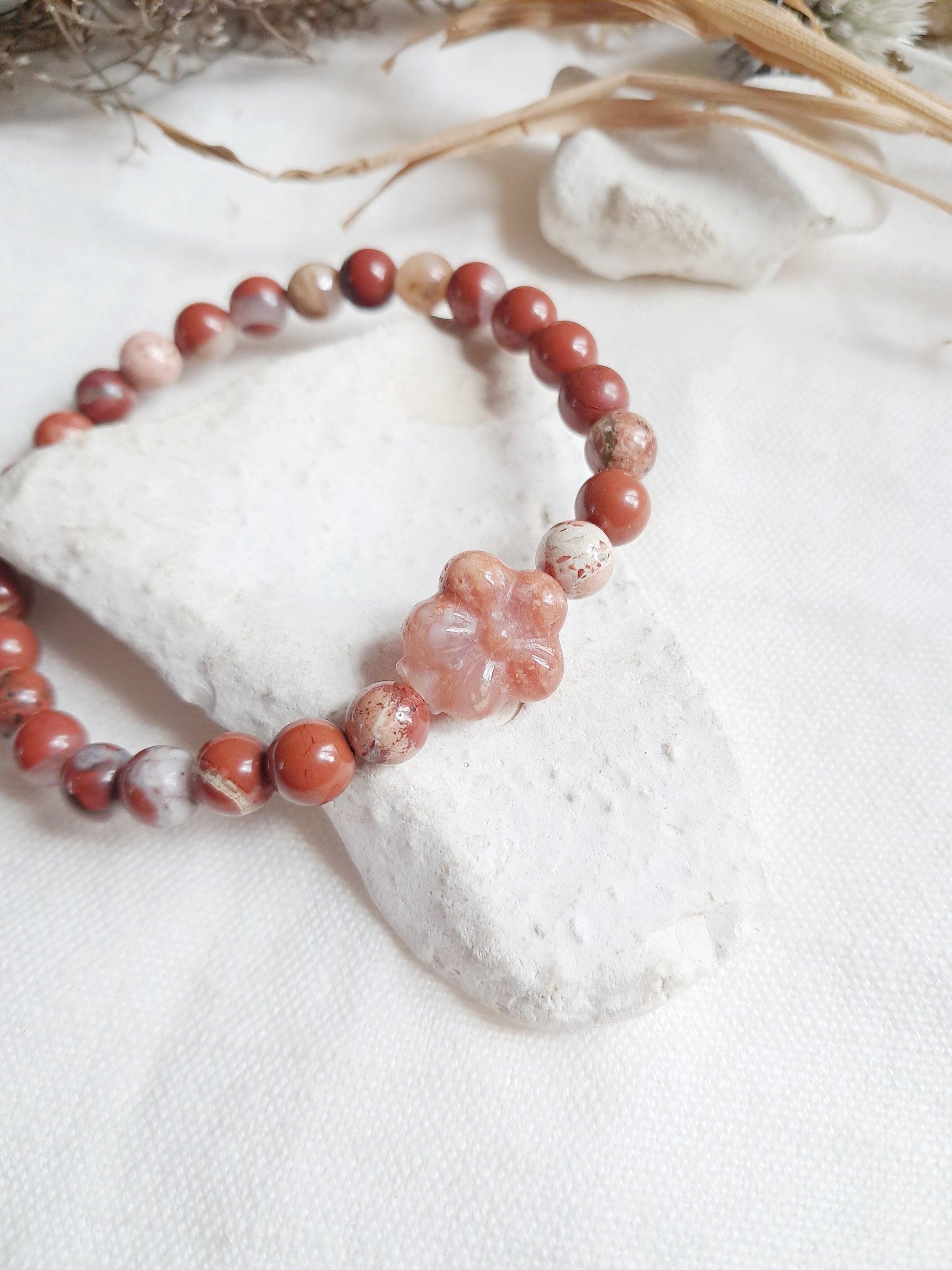 Bracelet perle sculptée fleur en jade et jaspe rouge