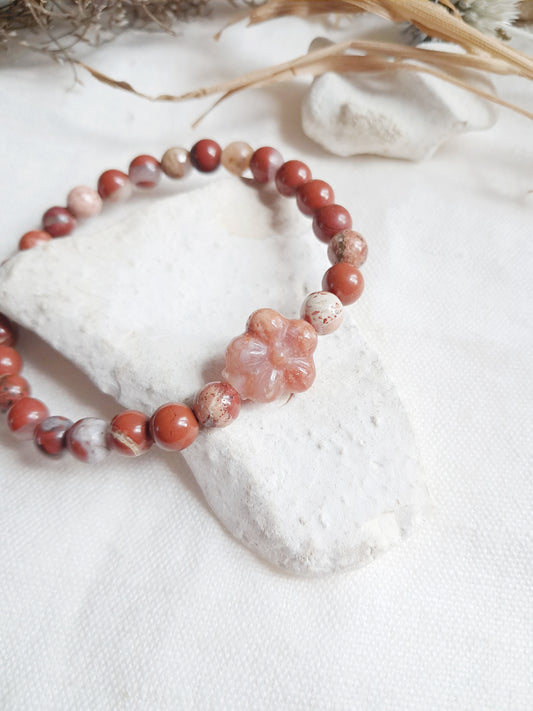 Bracelet perle sculptée fleur en jade et jaspe rouge
