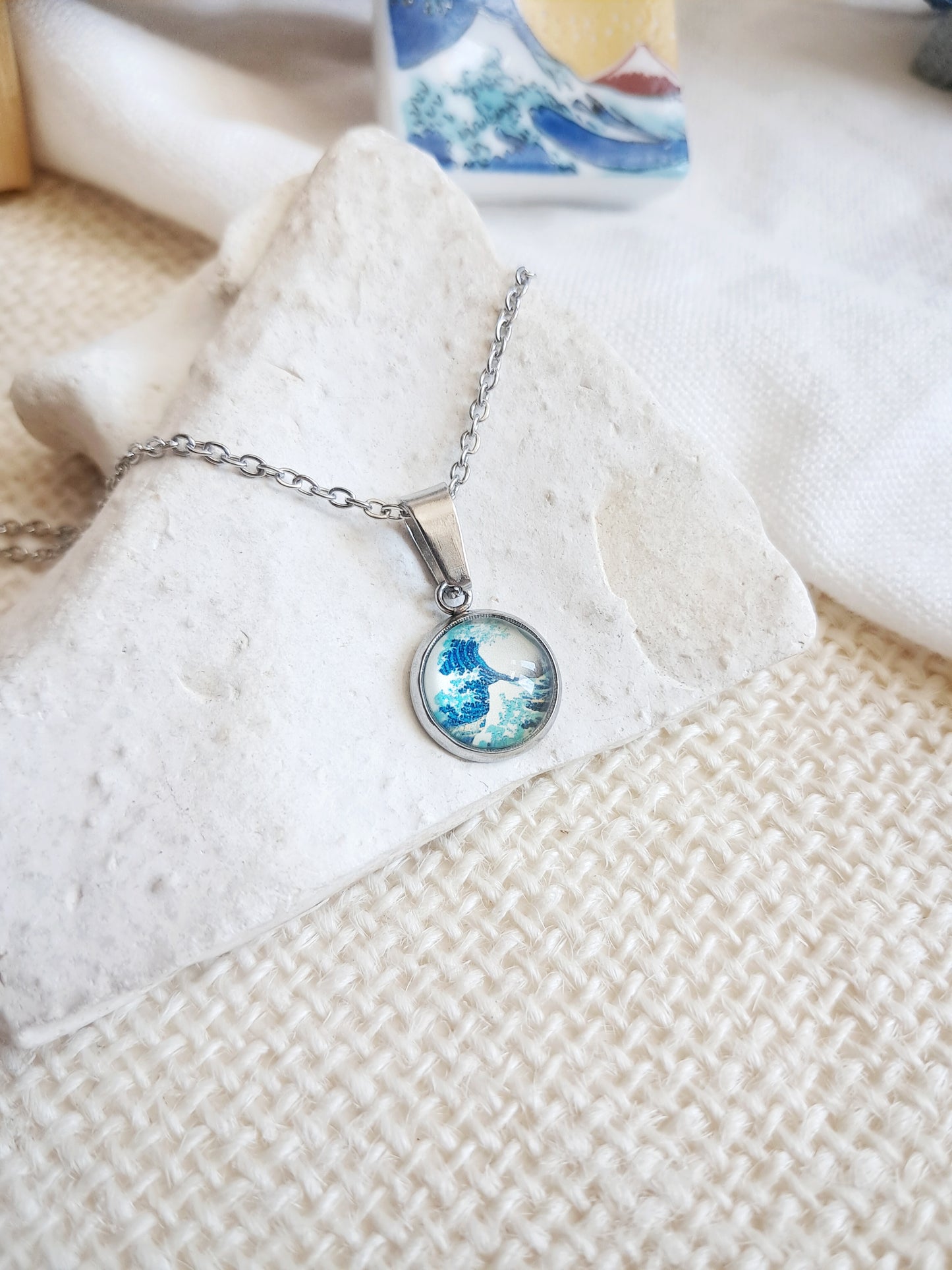 Collier "La grande vague de Kanagawa" par Hokusai - exposition Nantes 2025